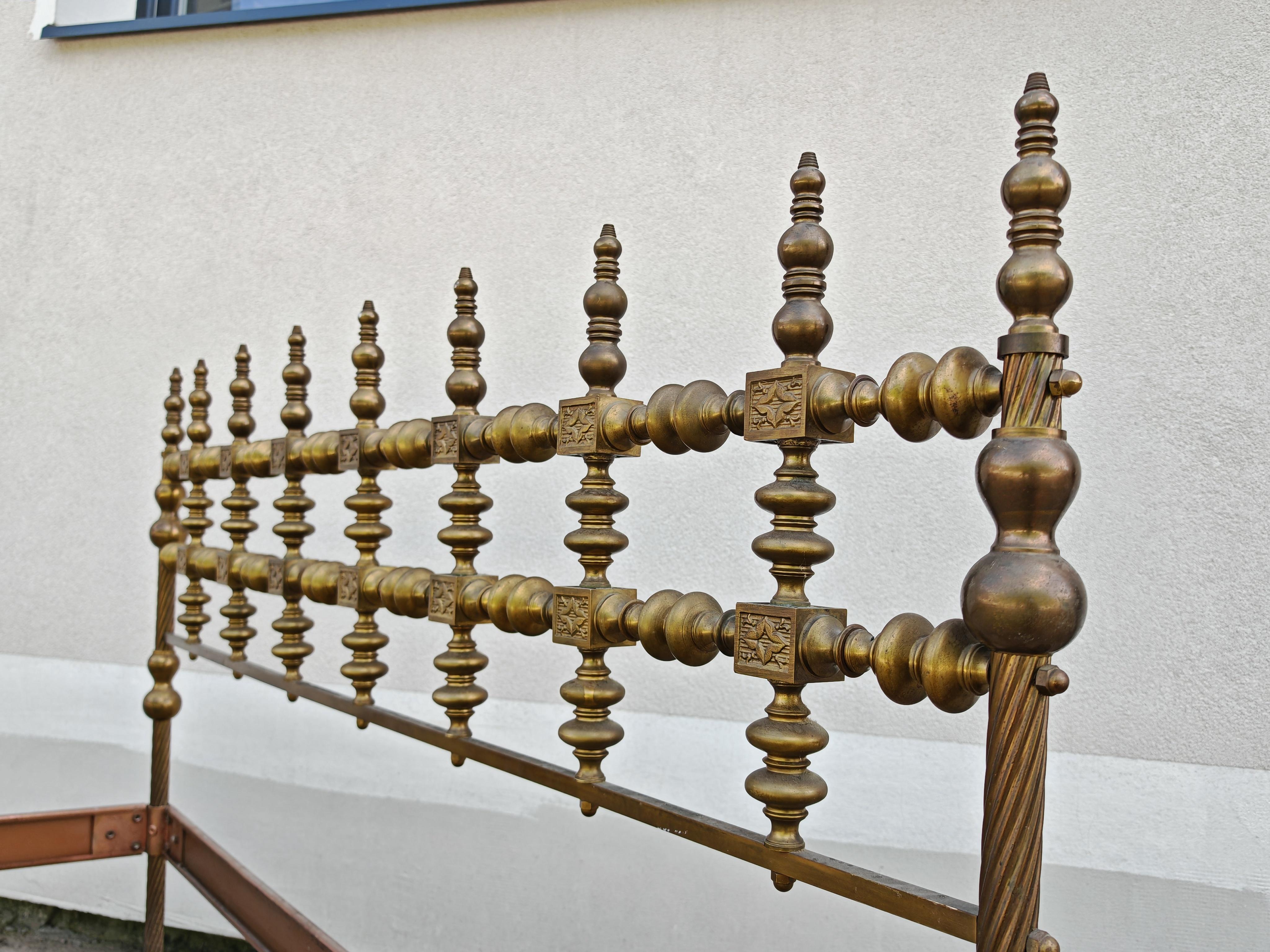 Lit en bronze et cuivre du milieu du siècle attr. à Osvaldo Borsani, Italie années 1950 en vente 6