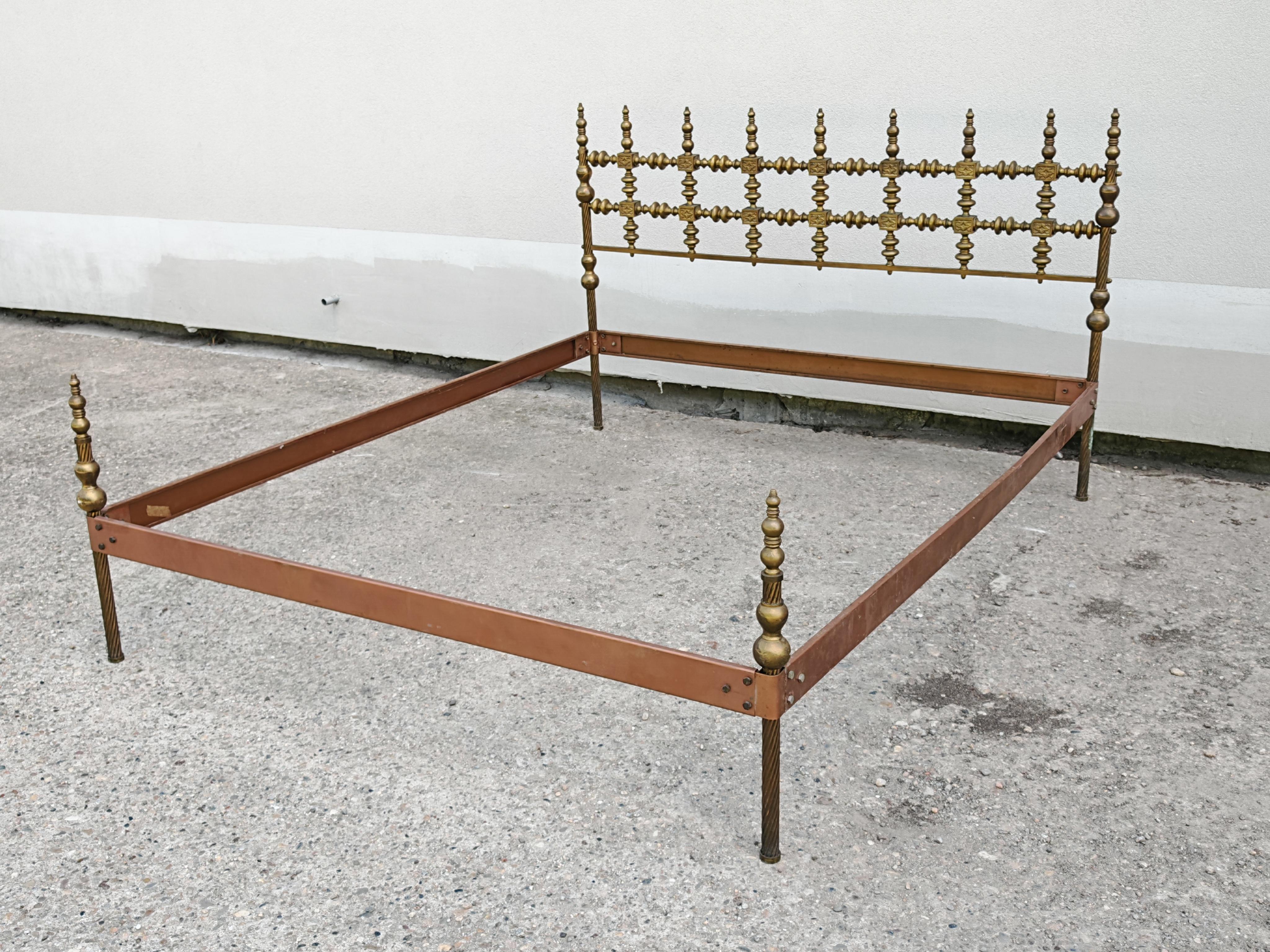 Milieu du XXe siècle Lit en bronze et cuivre du milieu du siècle attr. à Osvaldo Borsani, Italie années 1950 en vente