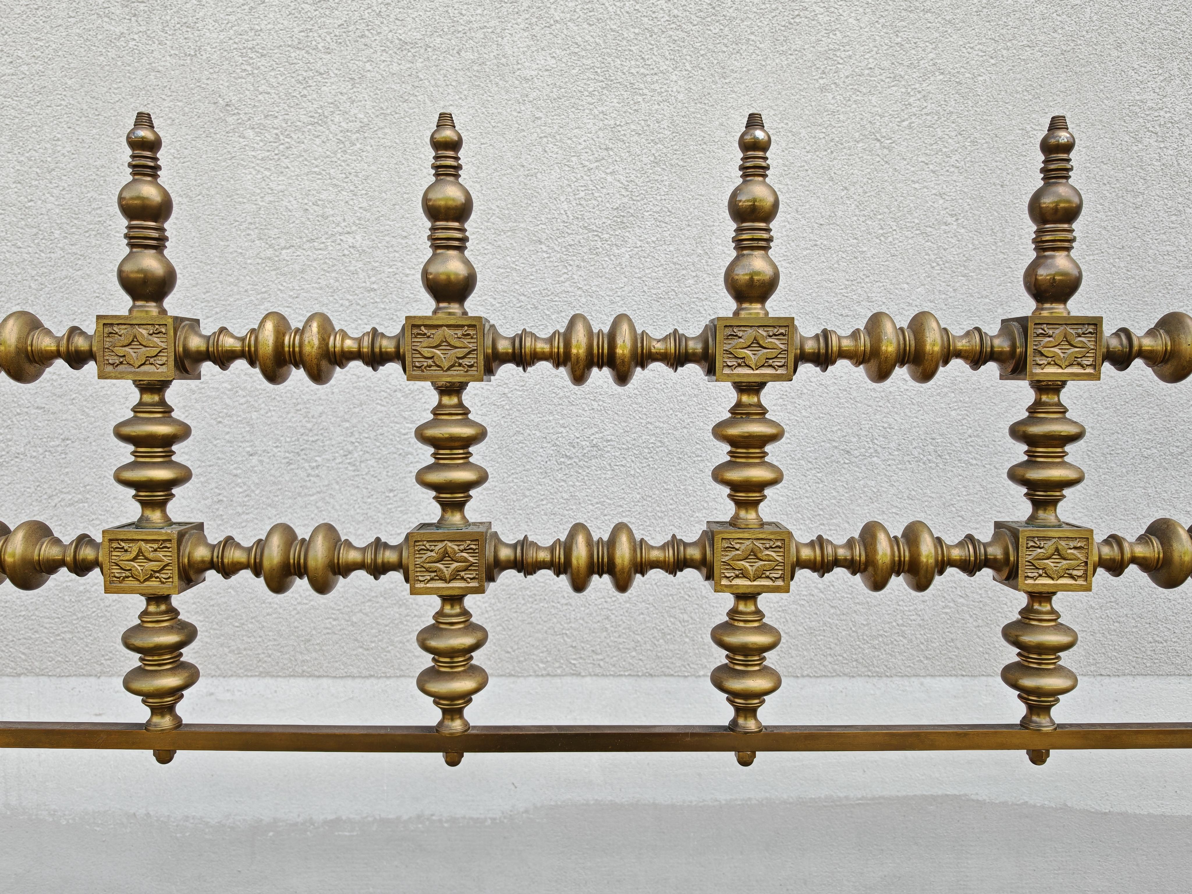 Lit en bronze et cuivre du milieu du siècle attr. à Osvaldo Borsani, Italie années 1950 en vente 1