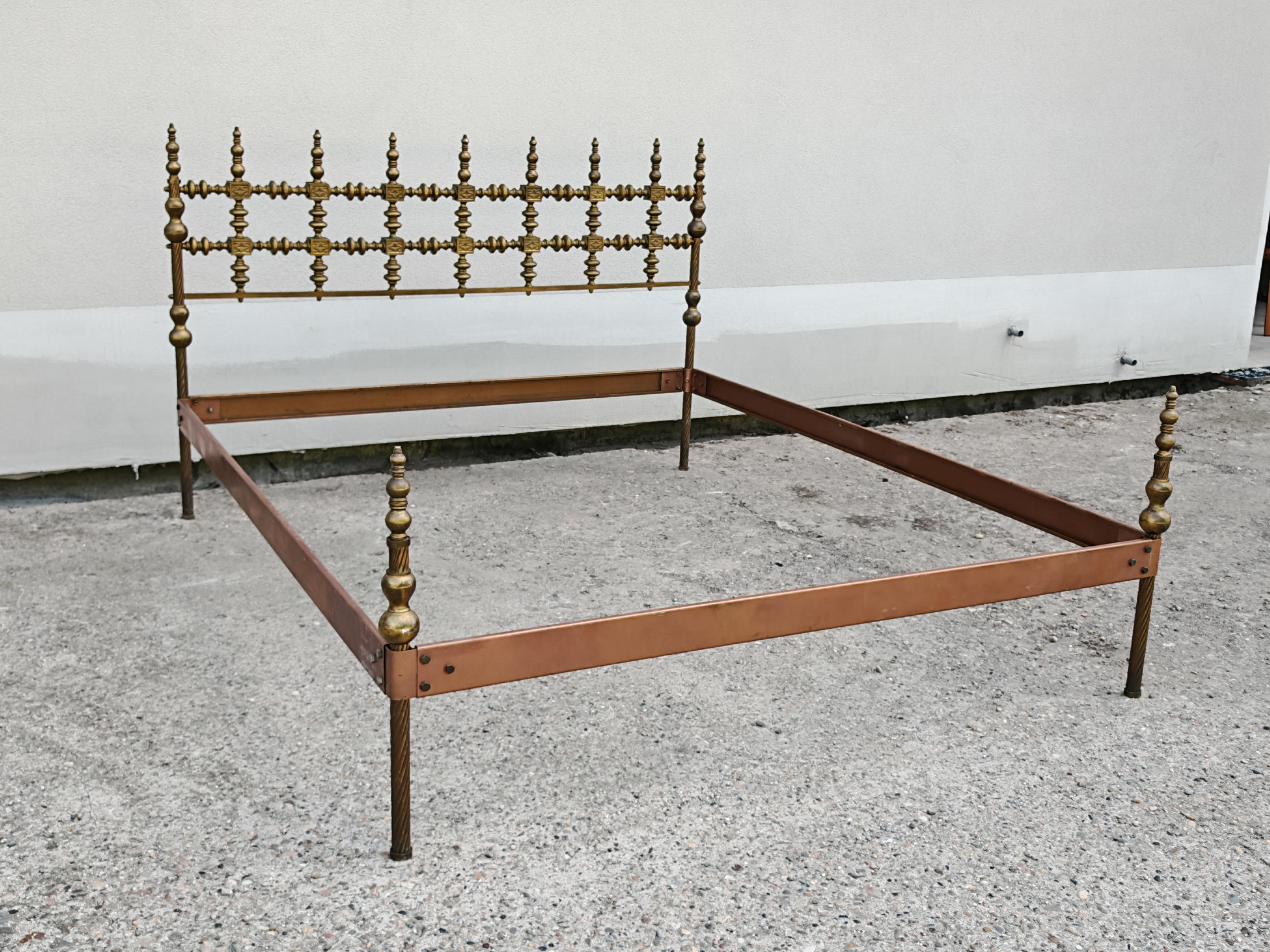 Lit en bronze et cuivre du milieu du siècle attr. à Osvaldo Borsani, Italie années 1950 en vente 2