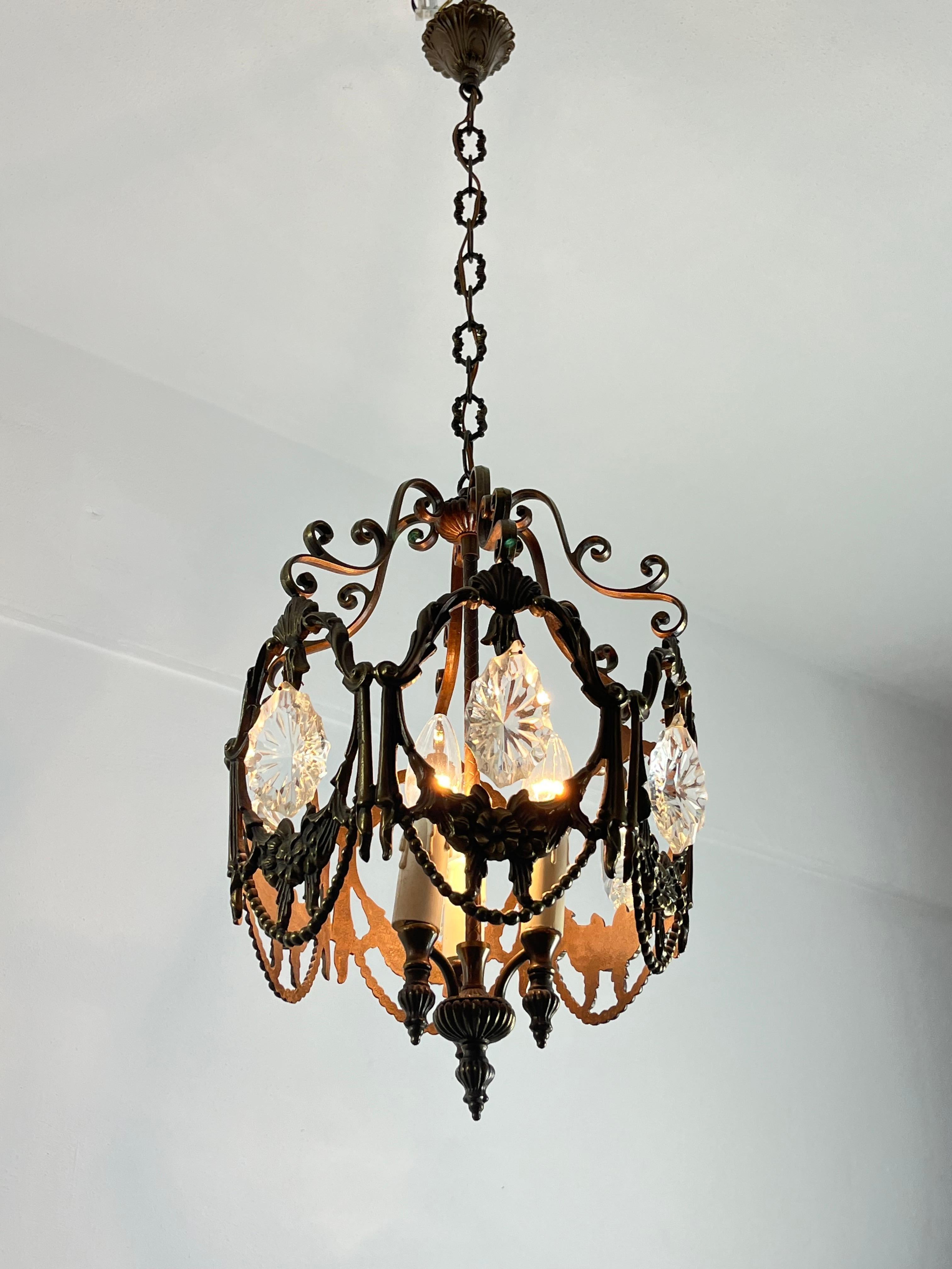 Mid-Century bronze and crystal chandelier attributed to Maison Baguès France 1940s
Good condition, E27 lamp, small signs of aging.

We guarantee adequate packaging and will ship via DHL, insuring the contents against any breakage or loss of the