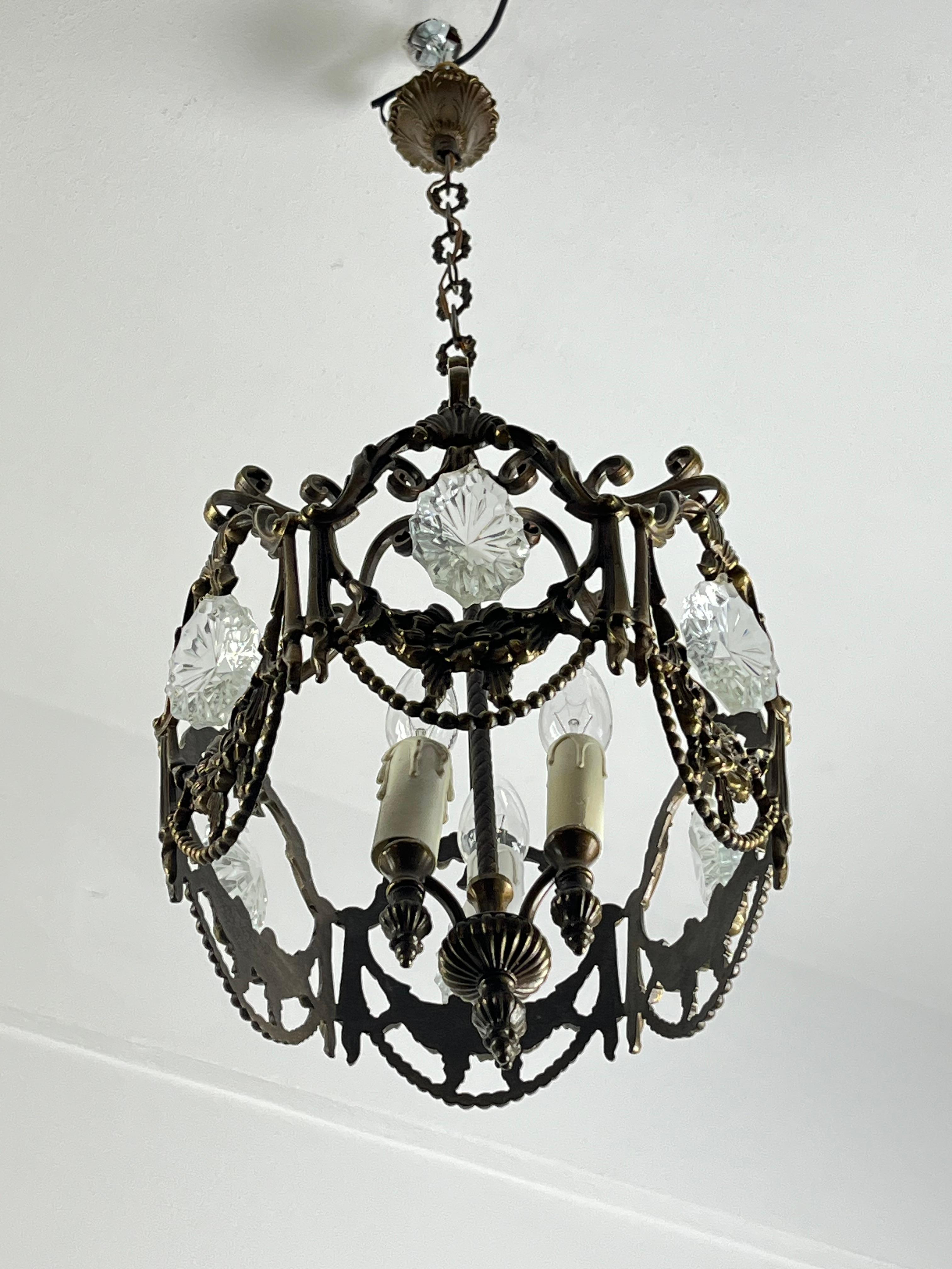 Francese Lampadario in bronzo e cristallo di metà secolo attribuito alla Maison Baguès  1940s in vendita