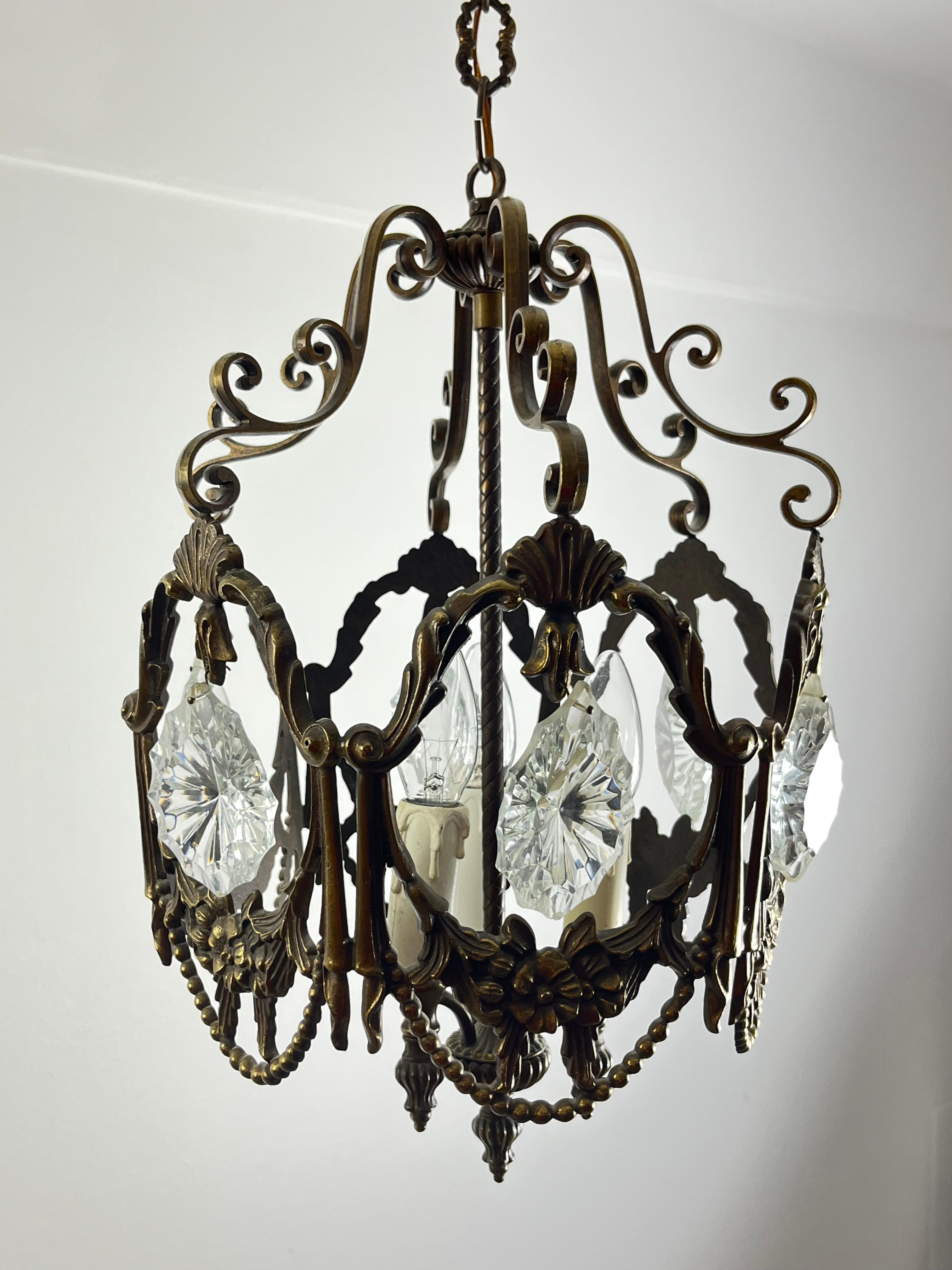 Lampadario in bronzo e cristallo di metà secolo attribuito alla Maison Baguès  1940s in vendita 1