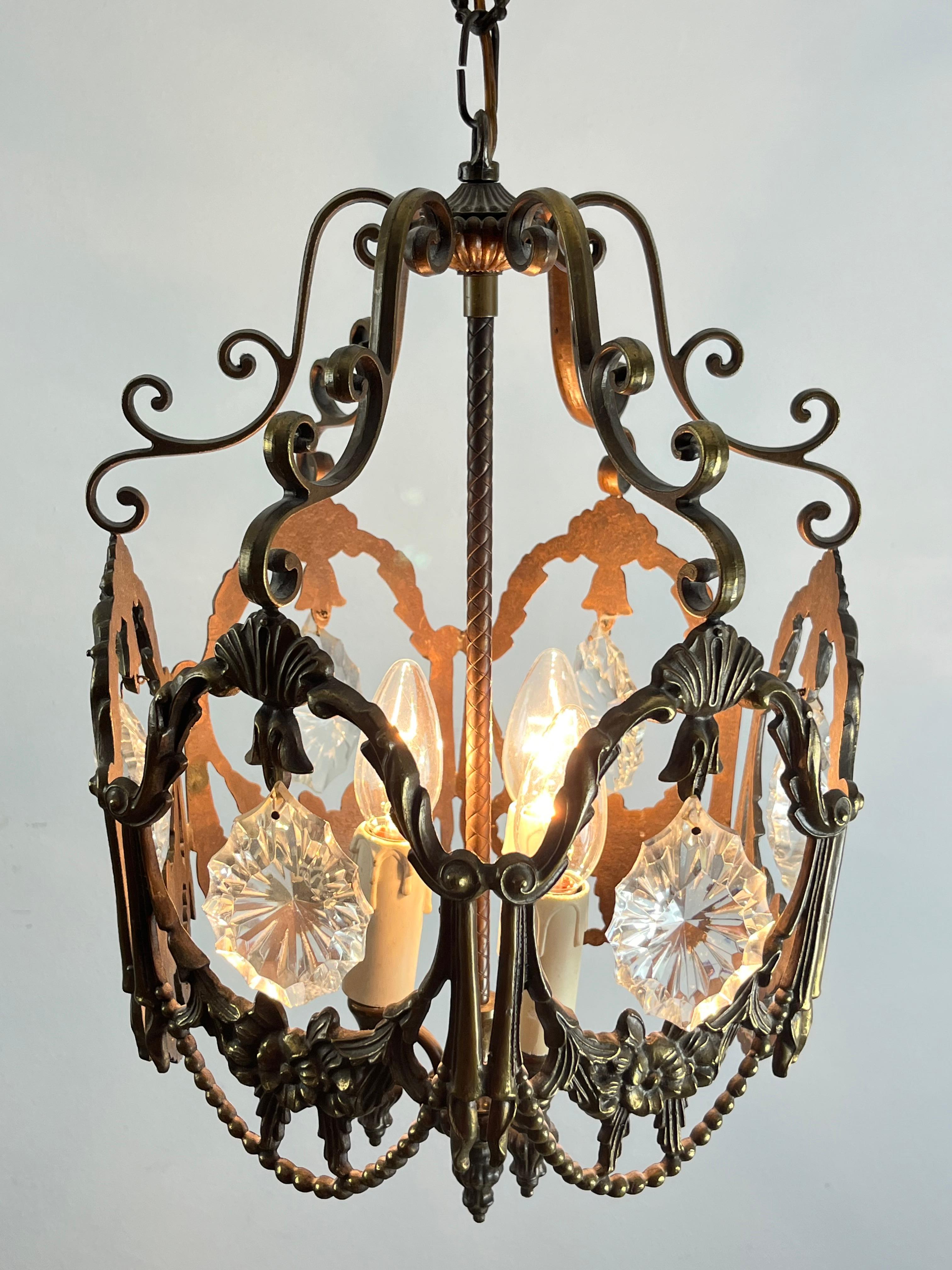 Lampadario in bronzo e cristallo di metà secolo attribuito alla Maison Baguès  1940s in vendita 2