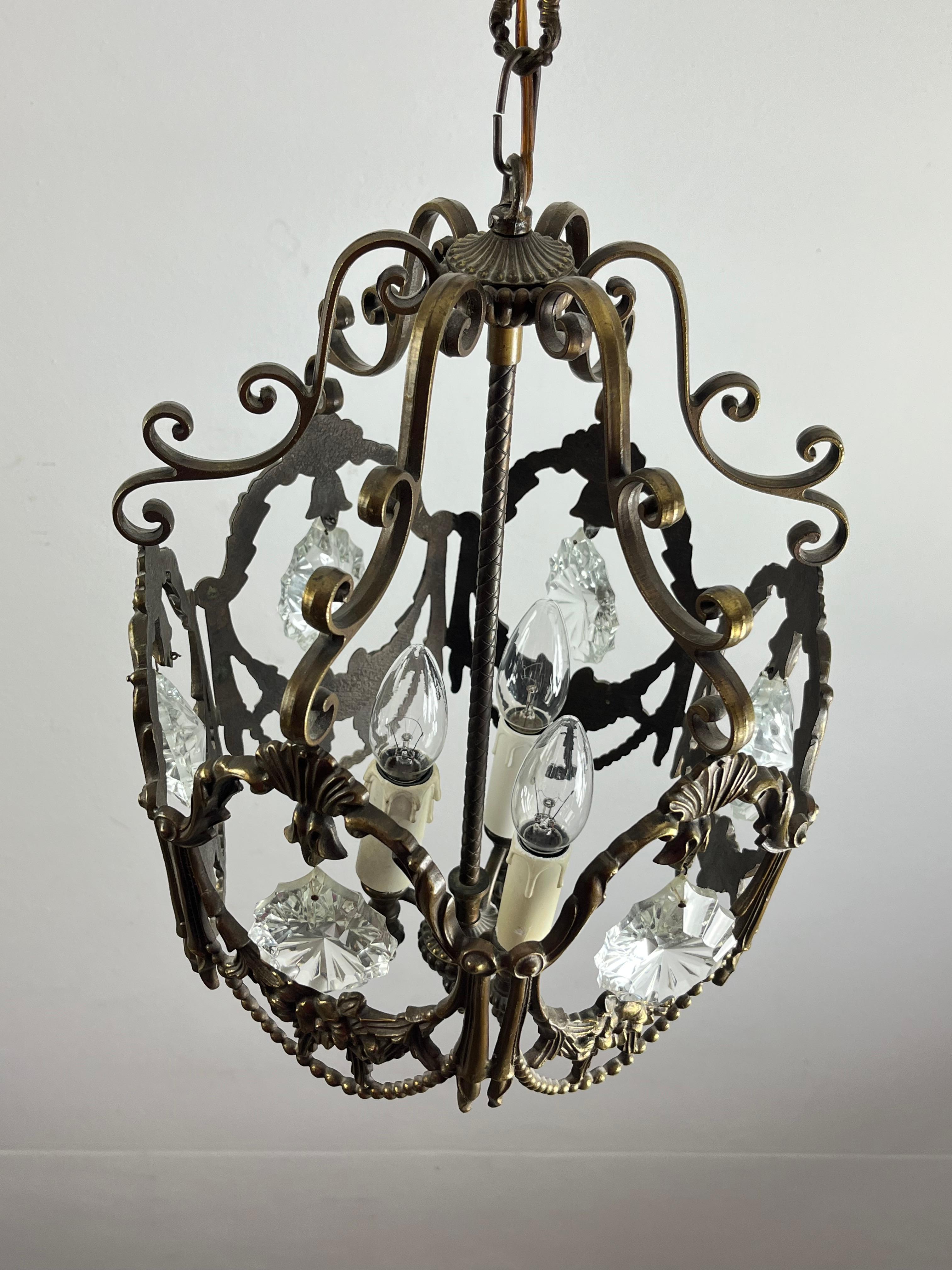 Lampadario in bronzo e cristallo di metà secolo attribuito alla Maison Baguès  1940s in vendita 3