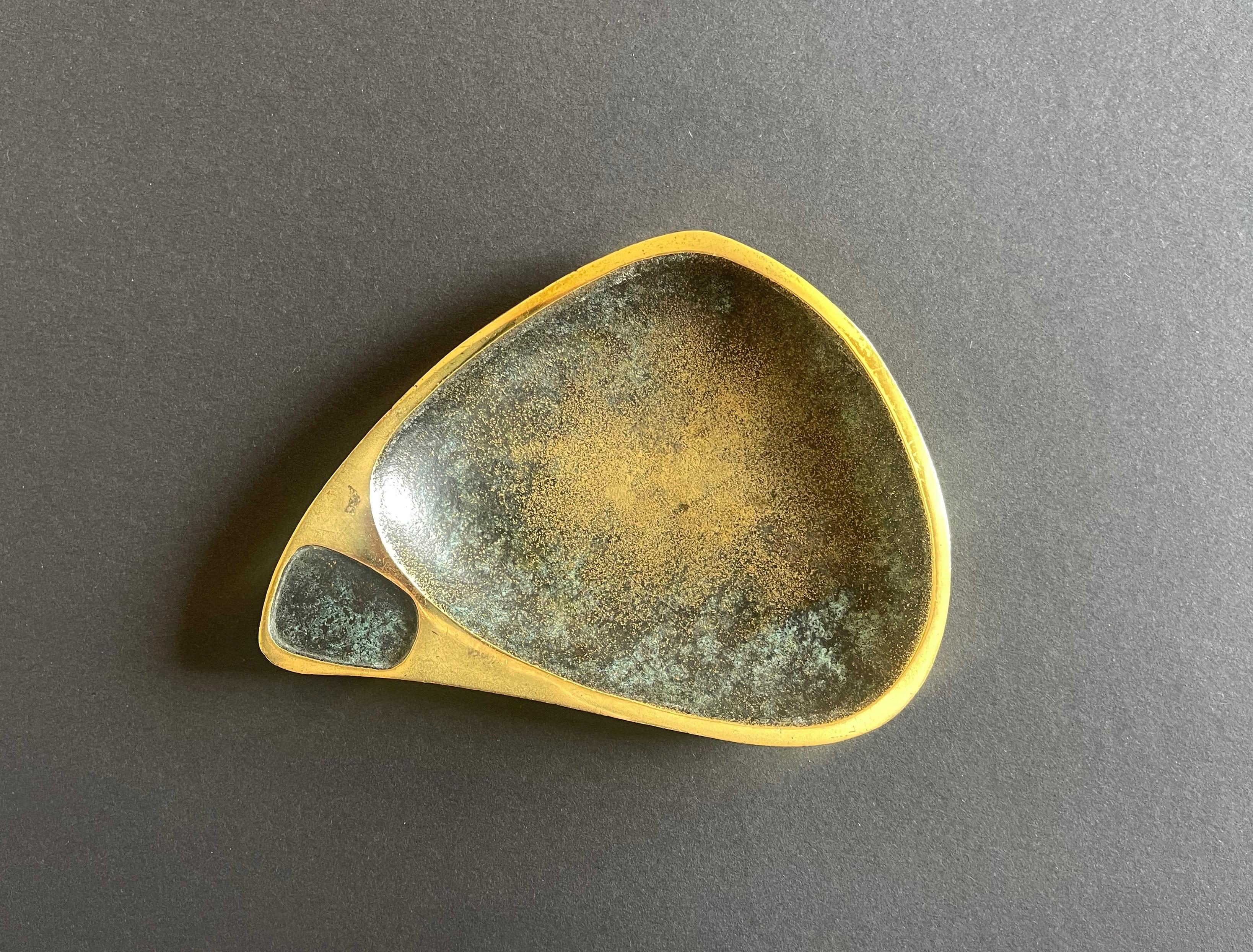 Merveilleux petit cendrier lourd en bronze doré attribué à Walter Bosse, Vienne, Autriche.
Fabriqué de manière artisanale et avec une patine unique, appliquée à la main, à l'intérieur et à l'extérieur, d'une couleur verdâtre et chatoyante.
Une forme