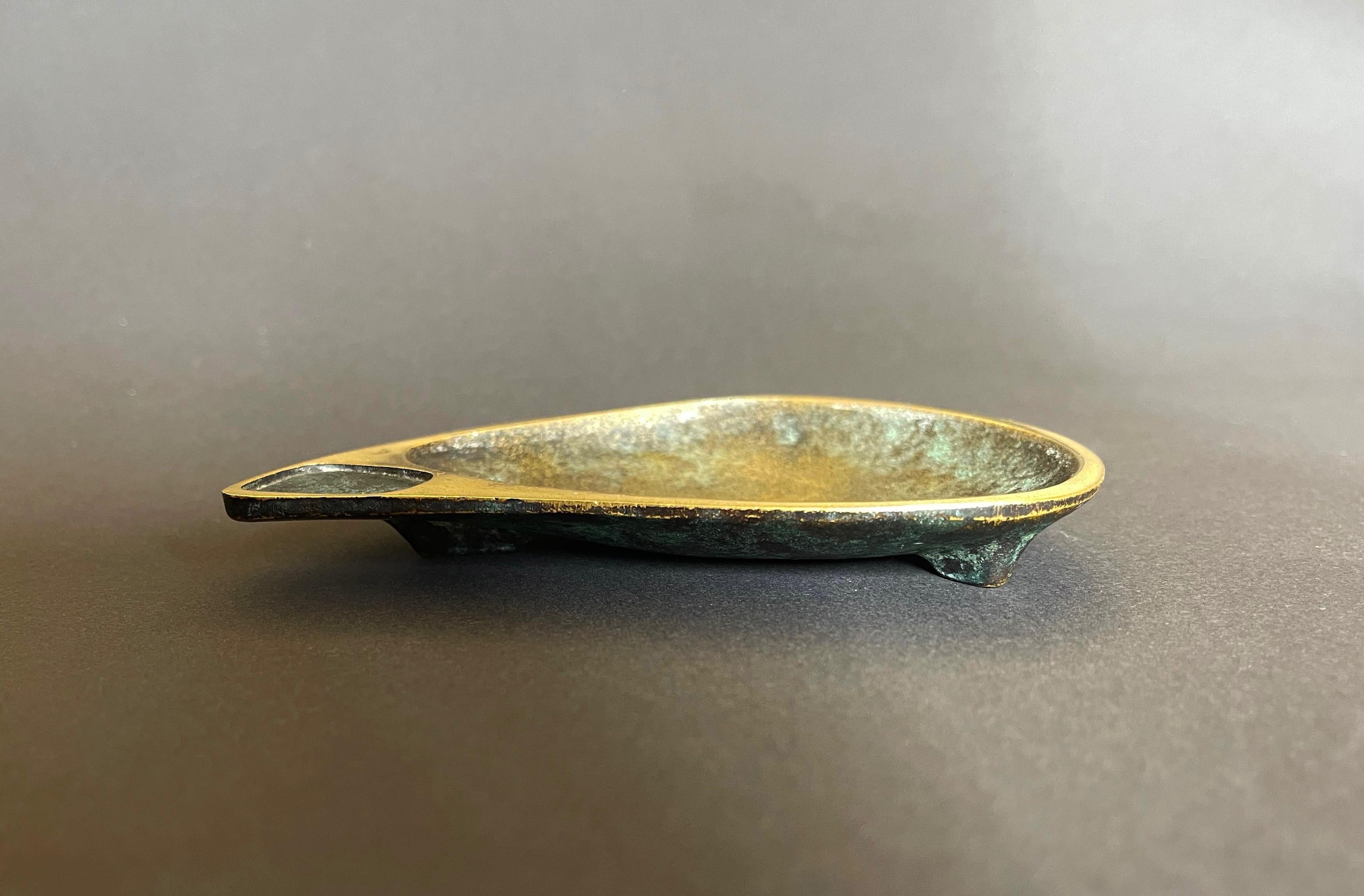 Fait main Cendrier en bronze du milieu du siècle Walter Bosse attr., Vienne en vente