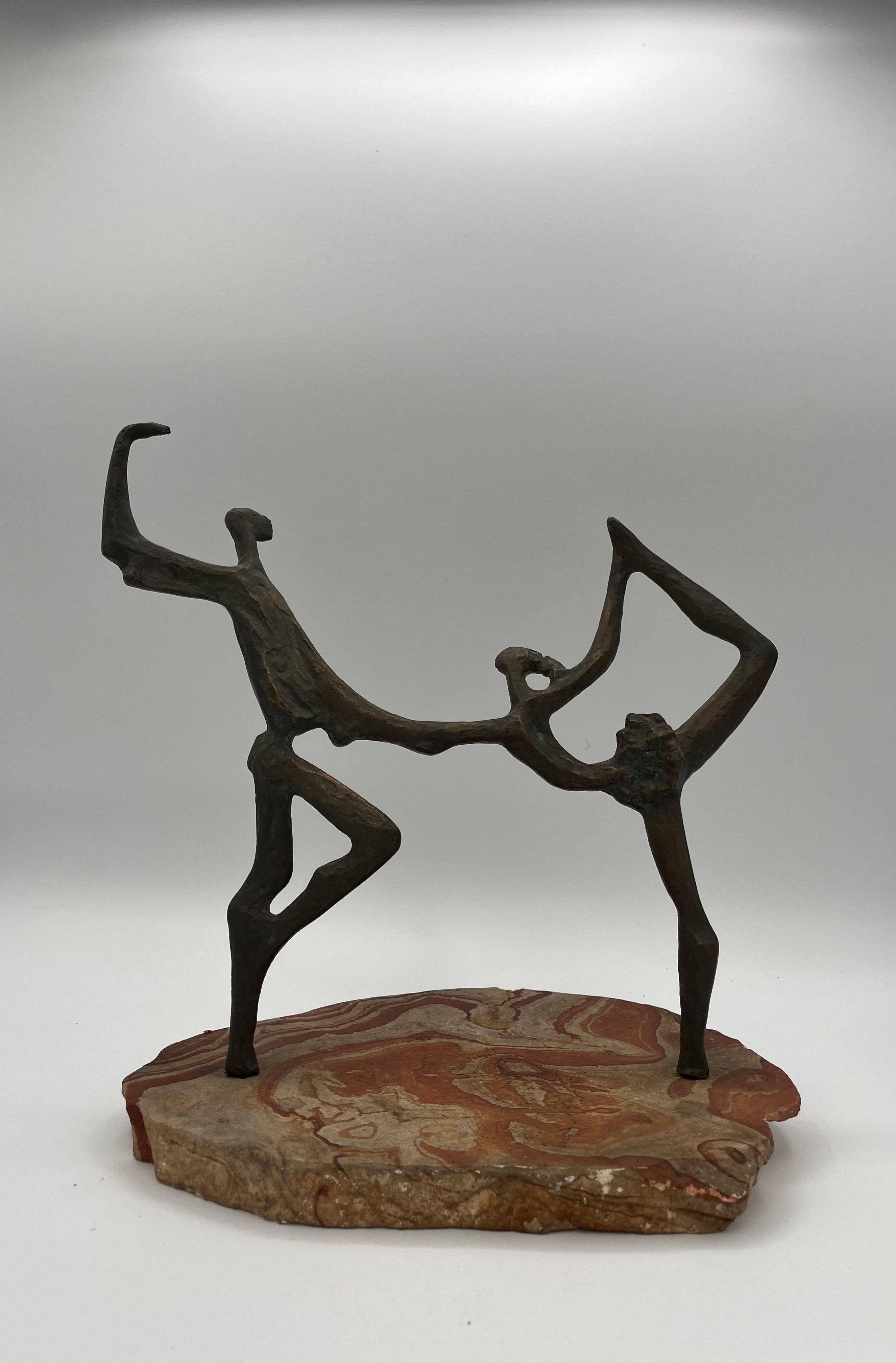 Classica scultura brutalista di metà secolo con ballerine in movimento che proiettano una grande ombra per tutto il giorno. Il pezzo cattura perfettamente il periodo. Danzatrici poste su una base di marmo. Firmato dall'artista, Katz