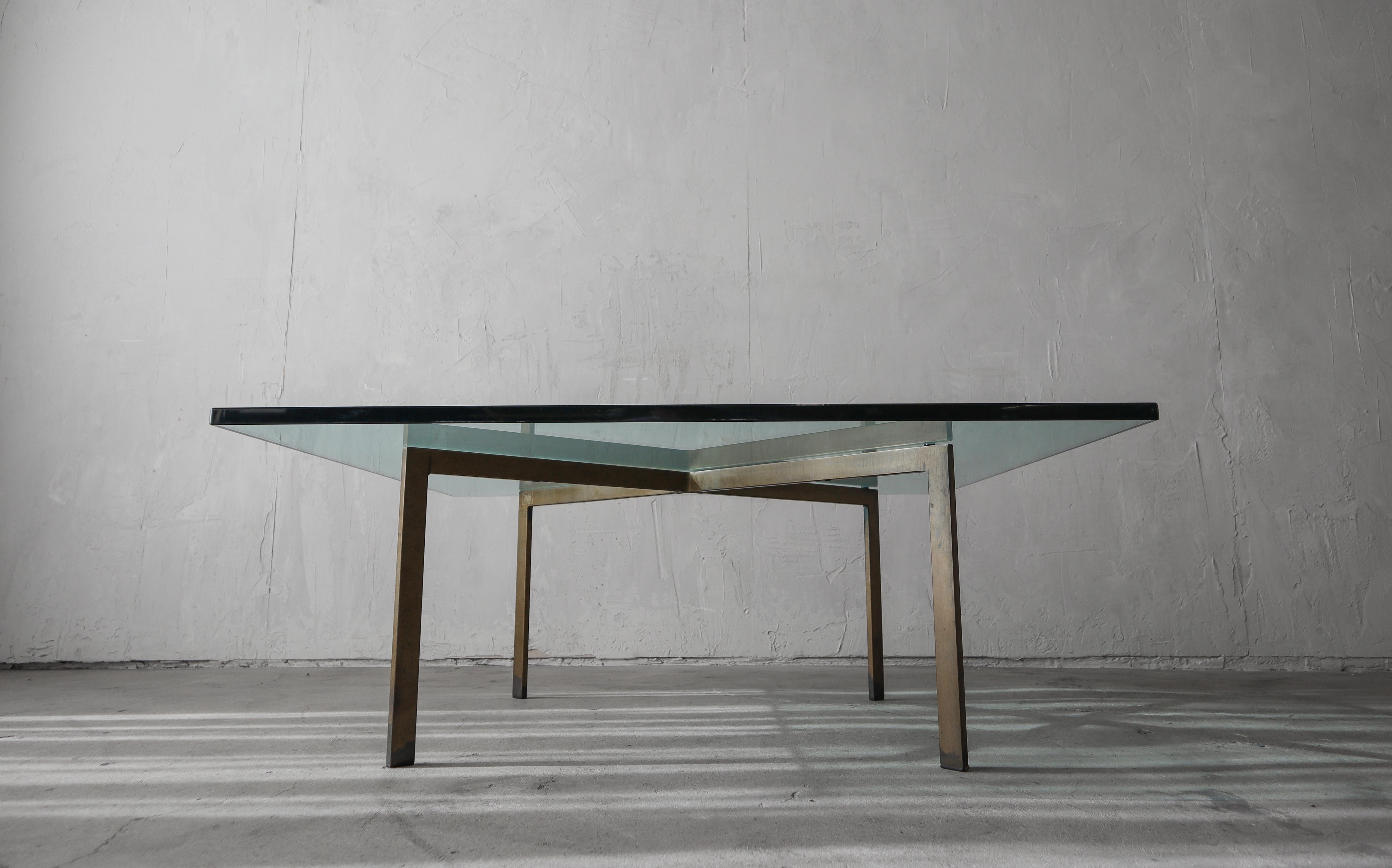 Voici une belle base de table basse en X en bronze du milieu du siècle dernier.  Non marqué mais privilégie les tables Barcelona de Mies Van der Rohe pour Knoll.

Le bronze présente une patine d'ancienneté. Laissé tel quel.  Voir les images