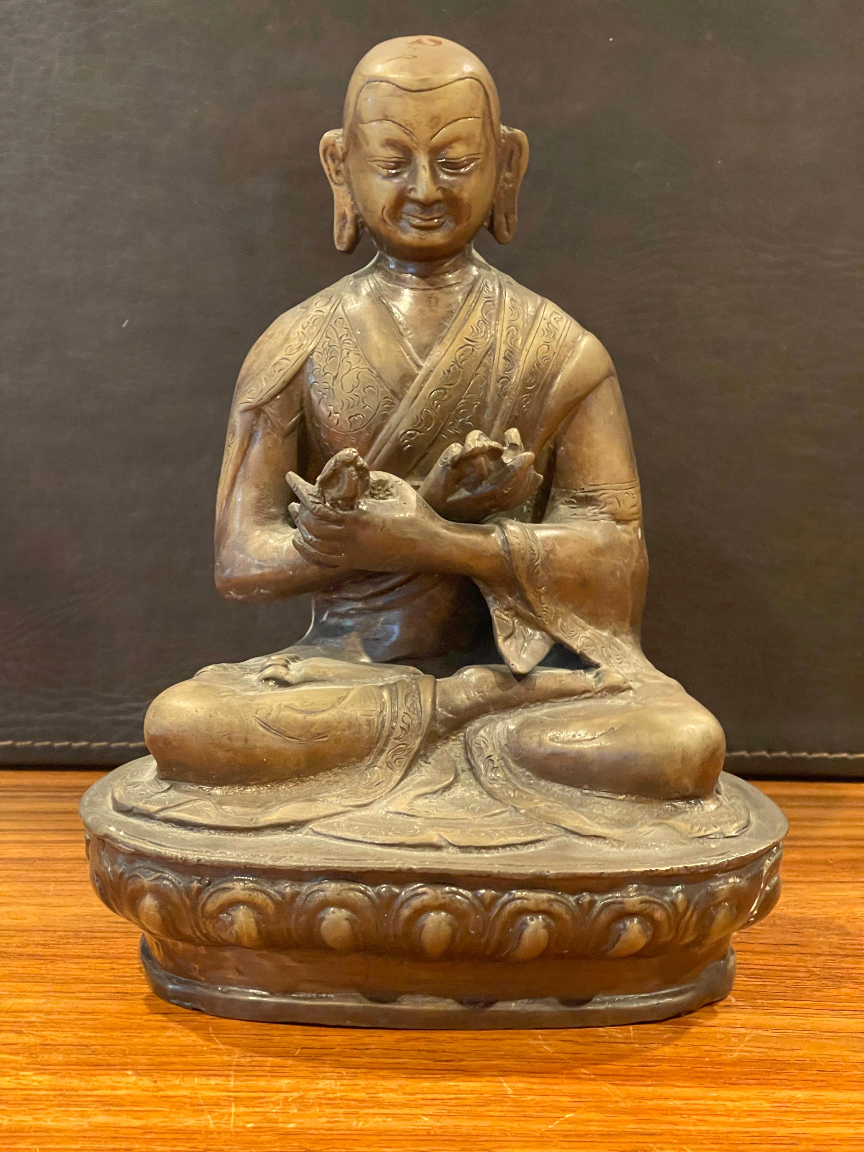 Bouddha en bronze du milieu du siècle dernier en vente 4