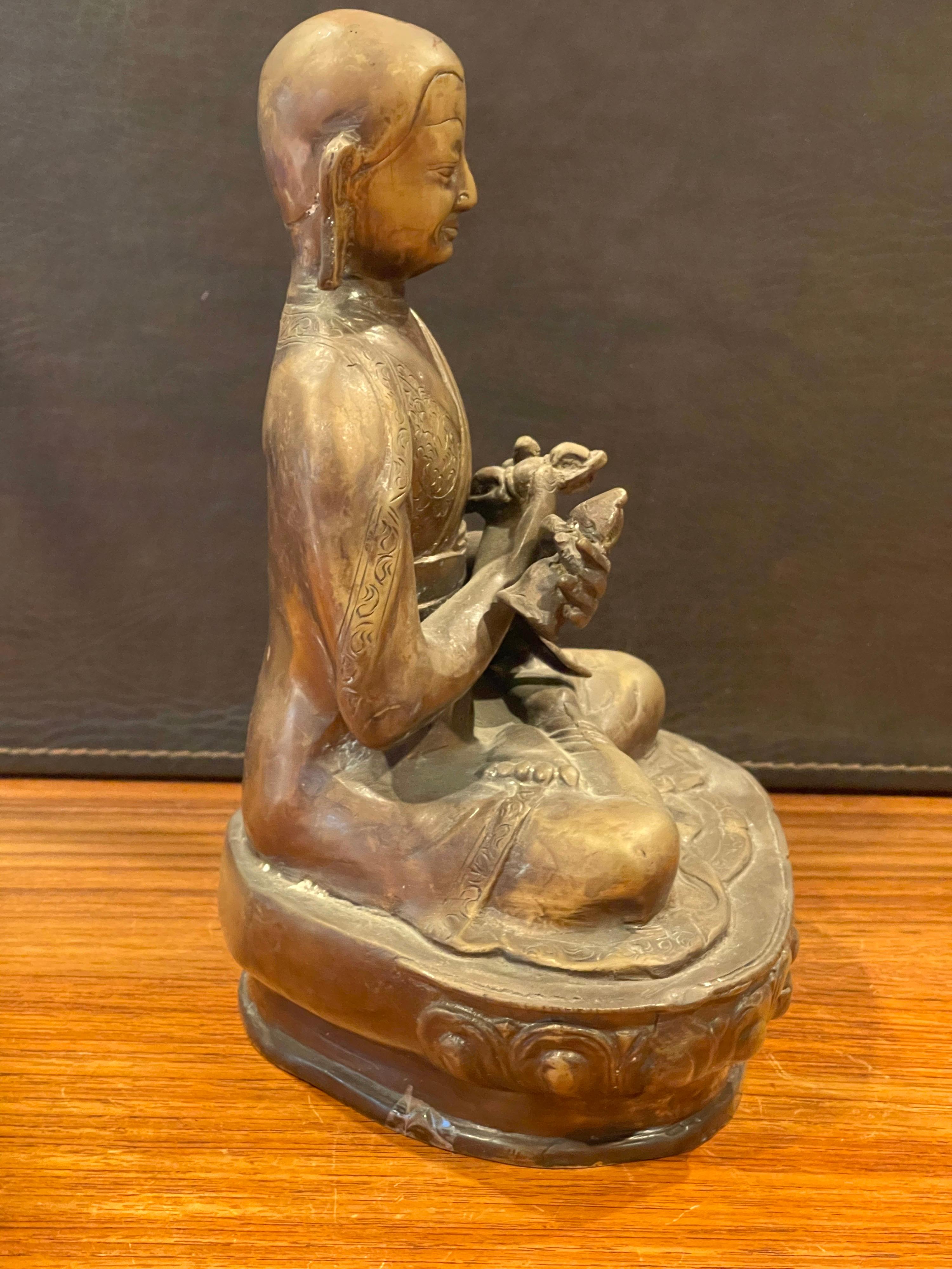 Bouddha en bronze du milieu du siècle dernier Bon état - En vente à San Diego, CA