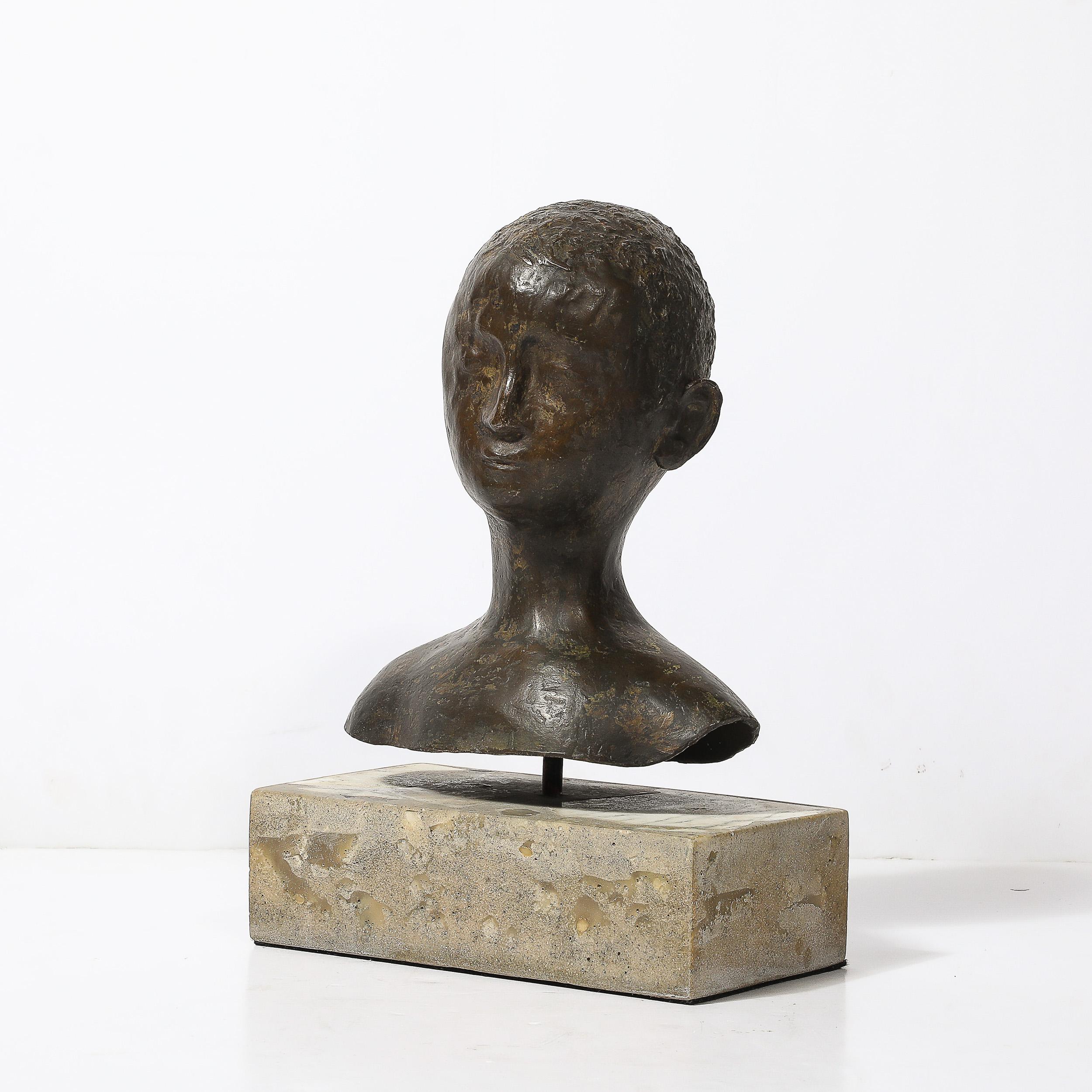 Questo irresistibile busto in bronzo modernista di metà secolo, realizzato dall'artista americano Khalil Gibran intorno al 1950, è una testimonianza dell'innovazione artistica dell'epoca. Il busto poggia su una base rettilinea composta da pietra e