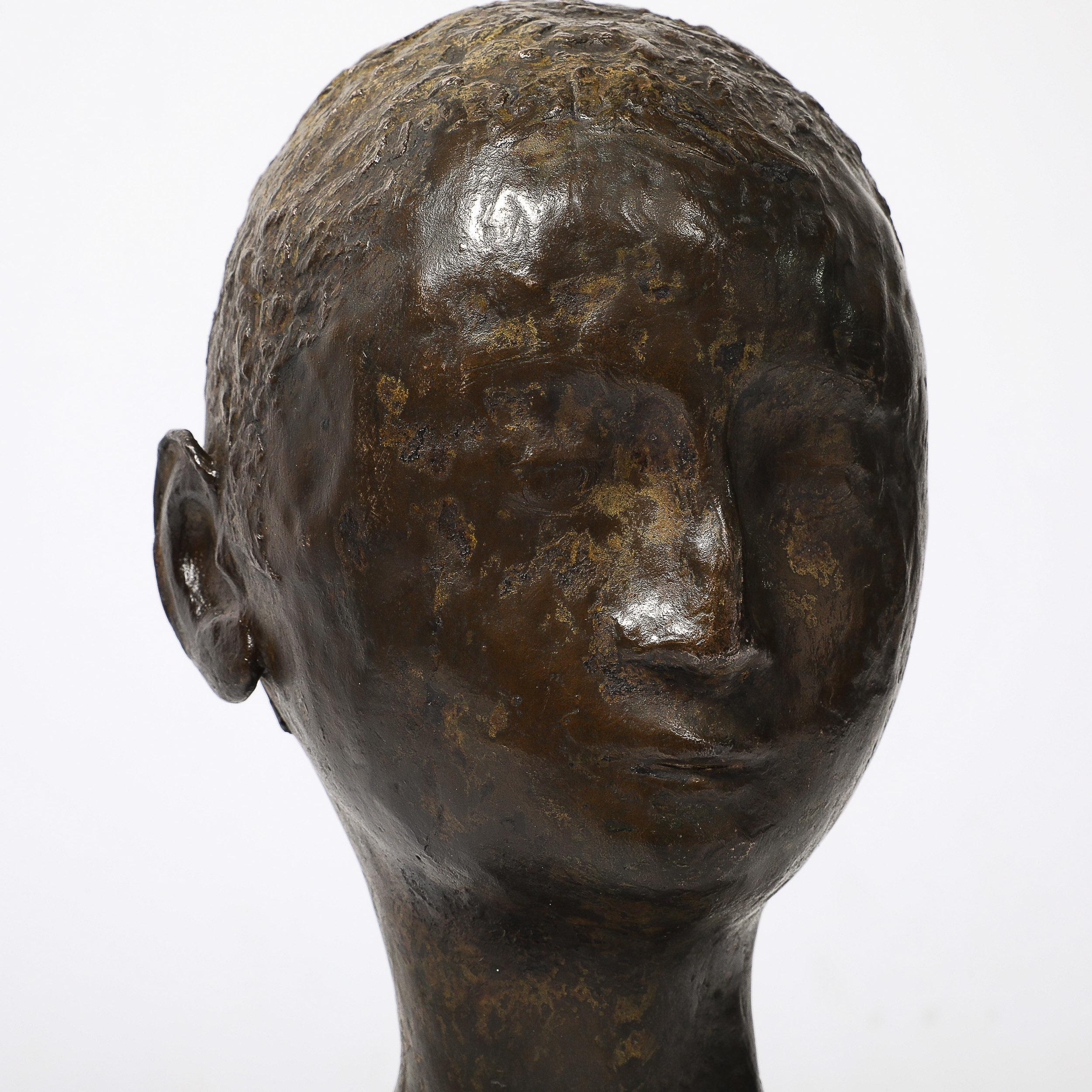 Mid-Century moderno Scultura in bronzo di metà secolo su base di pietra e cemento firmata Khalil Gibran in vendita