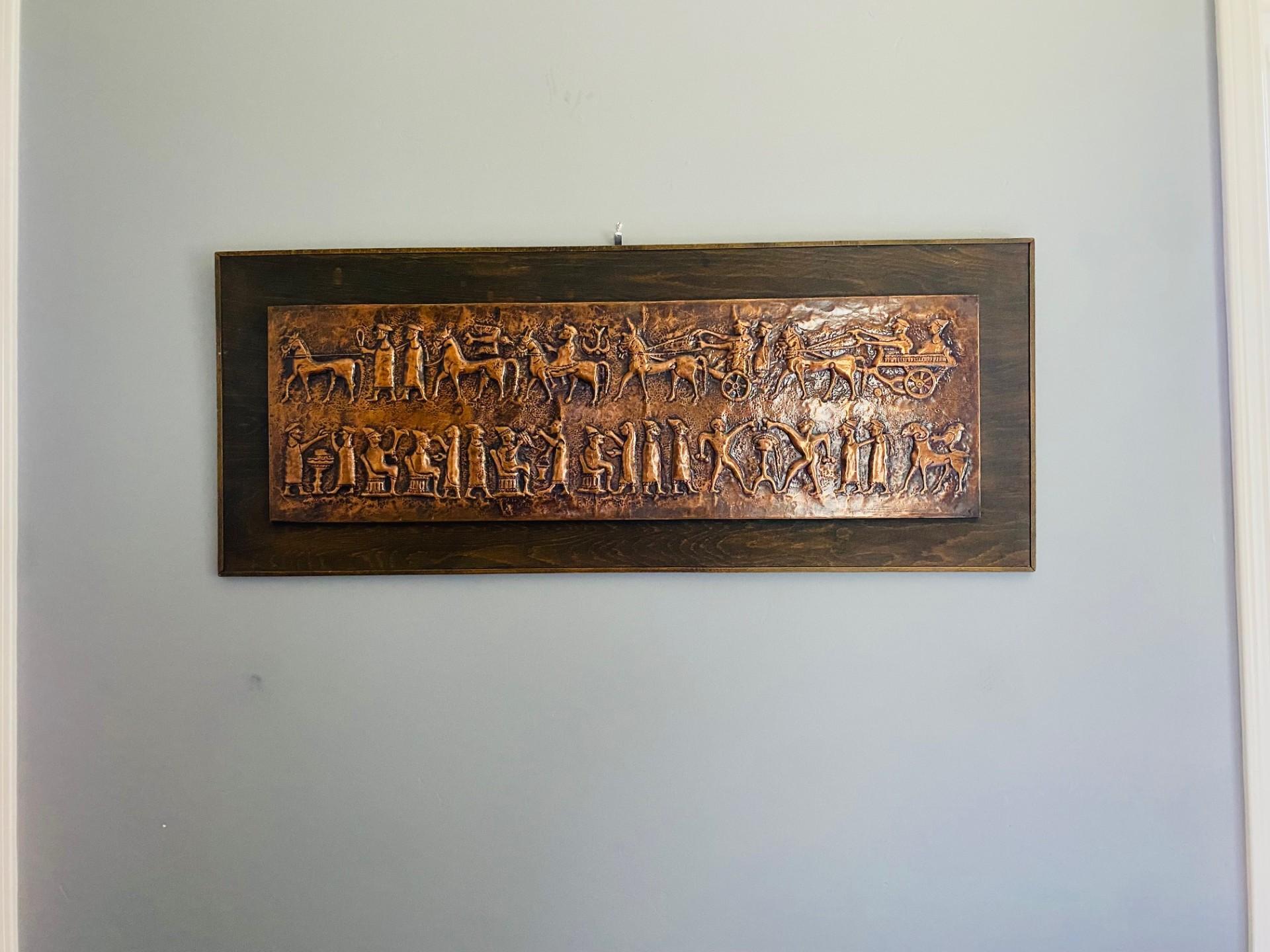 Bronze Scène Bataille en bronze embossé du milieu du siècle dernier en vente