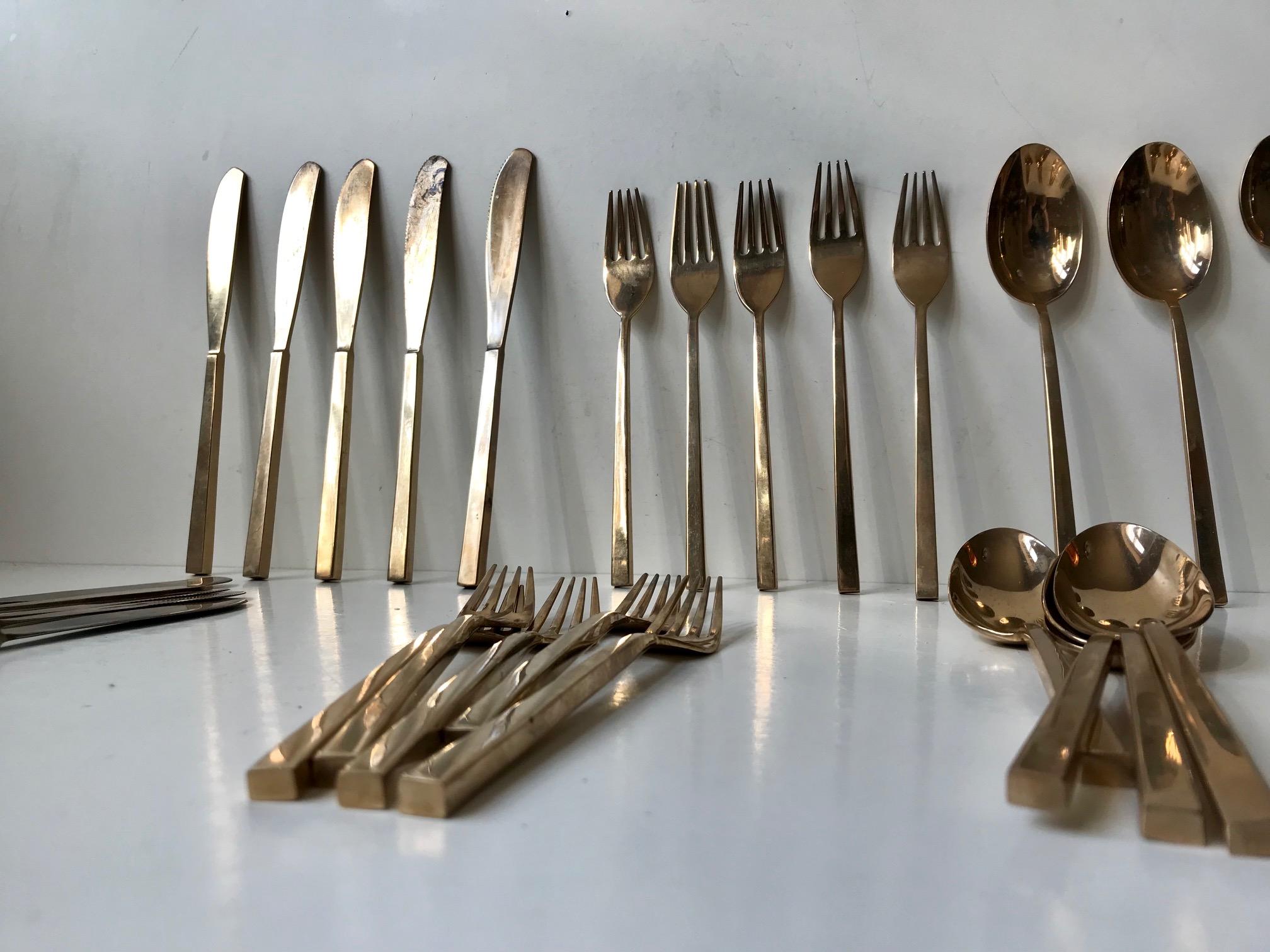 - Bronze cutlery set
- Designed by the Swedish prince Sigvard Bernadotte
- Manufactured by Scanline in Denmark during the late 1950s
- The set consists 10 dinner or lunch knives, 10 forks, 6 soup spoons
and 6 dessert or cocktail spoons
- All