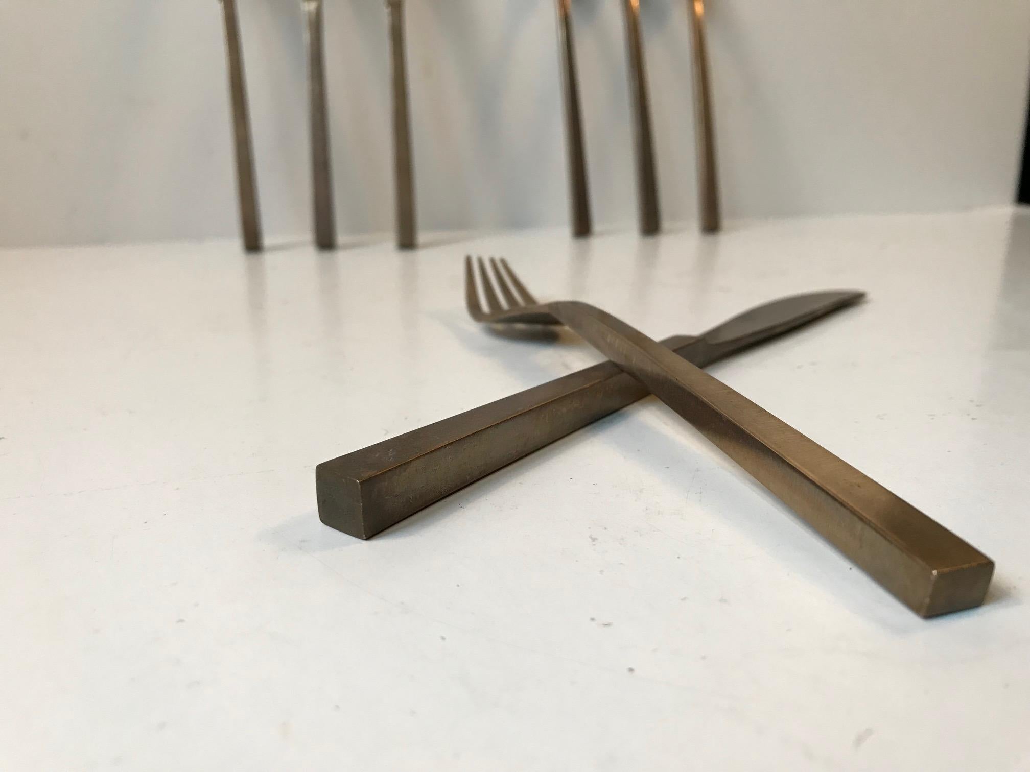 - Bronze cutlery set 
- Designed by the Swedish prince Sigvard Bernadotte
- Manufactured by Scanline in Denmark during the late 1950s
- The set consists of 4 lunch knives and 4 forks
- All 8 pieces are marked with Scanline
- The knives measure