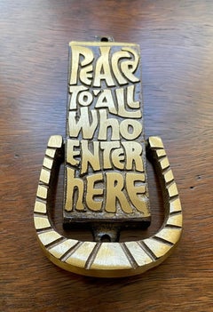 Battente in bronzo di metà secolo "Pace a tutti coloro che entrano qui", anni '60