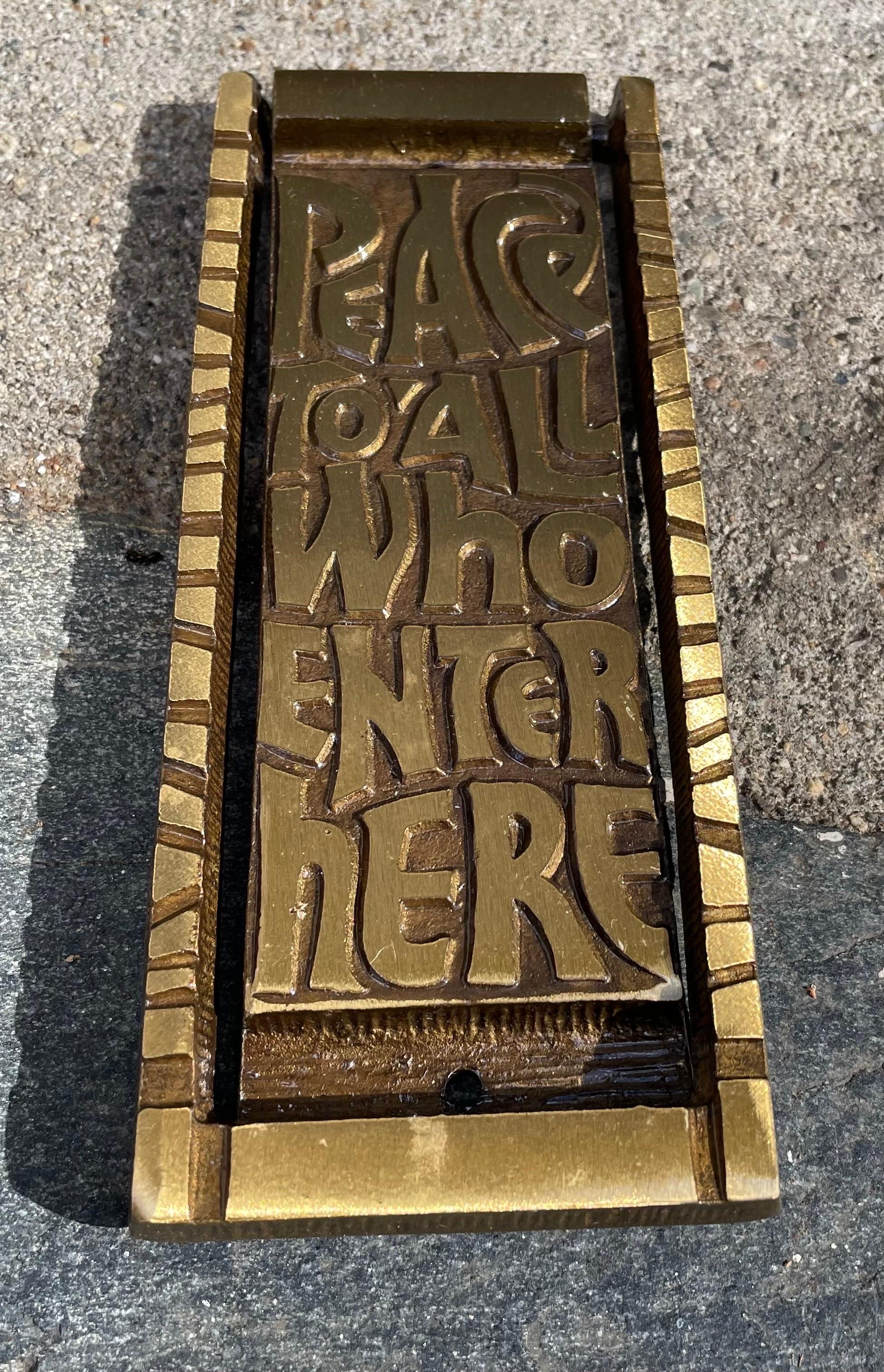 Mid-Century Modern Knocker de porte en bronze du milieu du siècle « Peace to All Who Enter Here », années 1960 en vente
