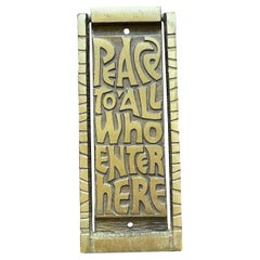Aldaba de bronce de mediados de siglo "Paz a todos los que entran aquí", años 60
