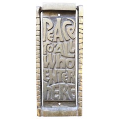 Battente in bronzo di metà secolo "Pace a tutti coloro che entrano qui", 1969