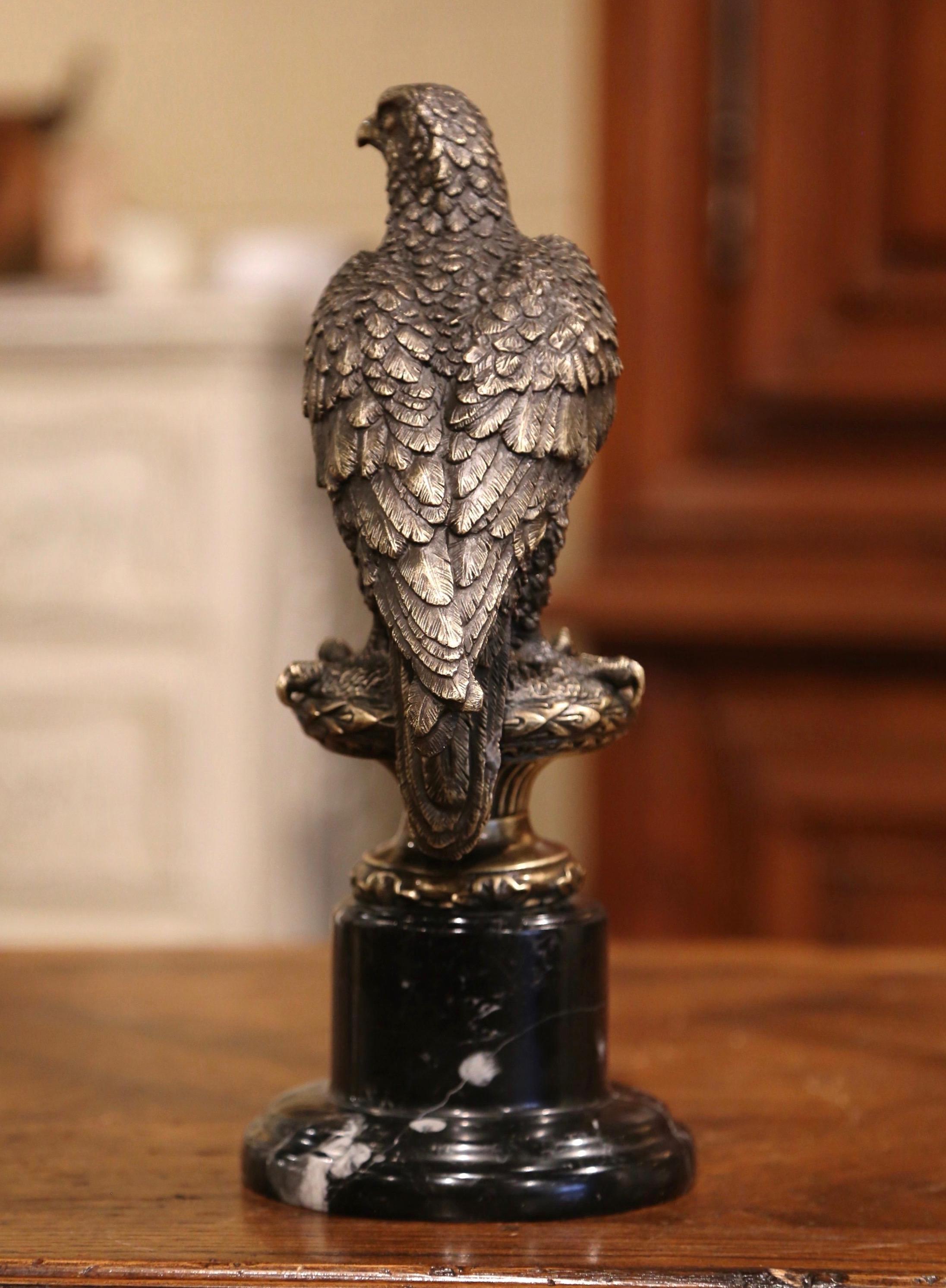 Sculpture d'aigle en bronze du milieu du siècle sur base de marbre signée Archibald Thorburn 1