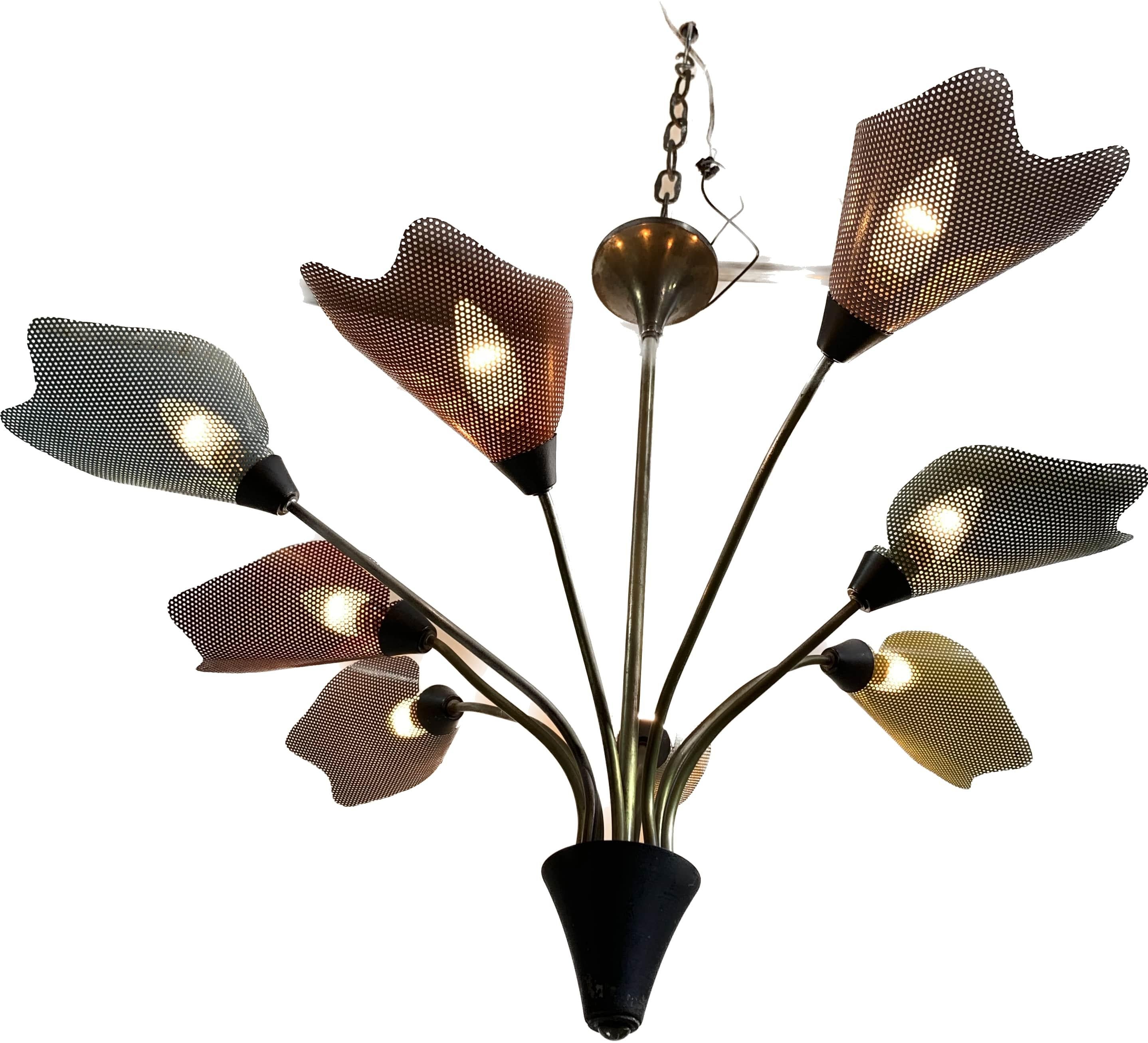 Europäischer Bronze-Kronleuchter aus der Mitte des Jahrhunderts mit perforierten Metalltulips im Angebot 7