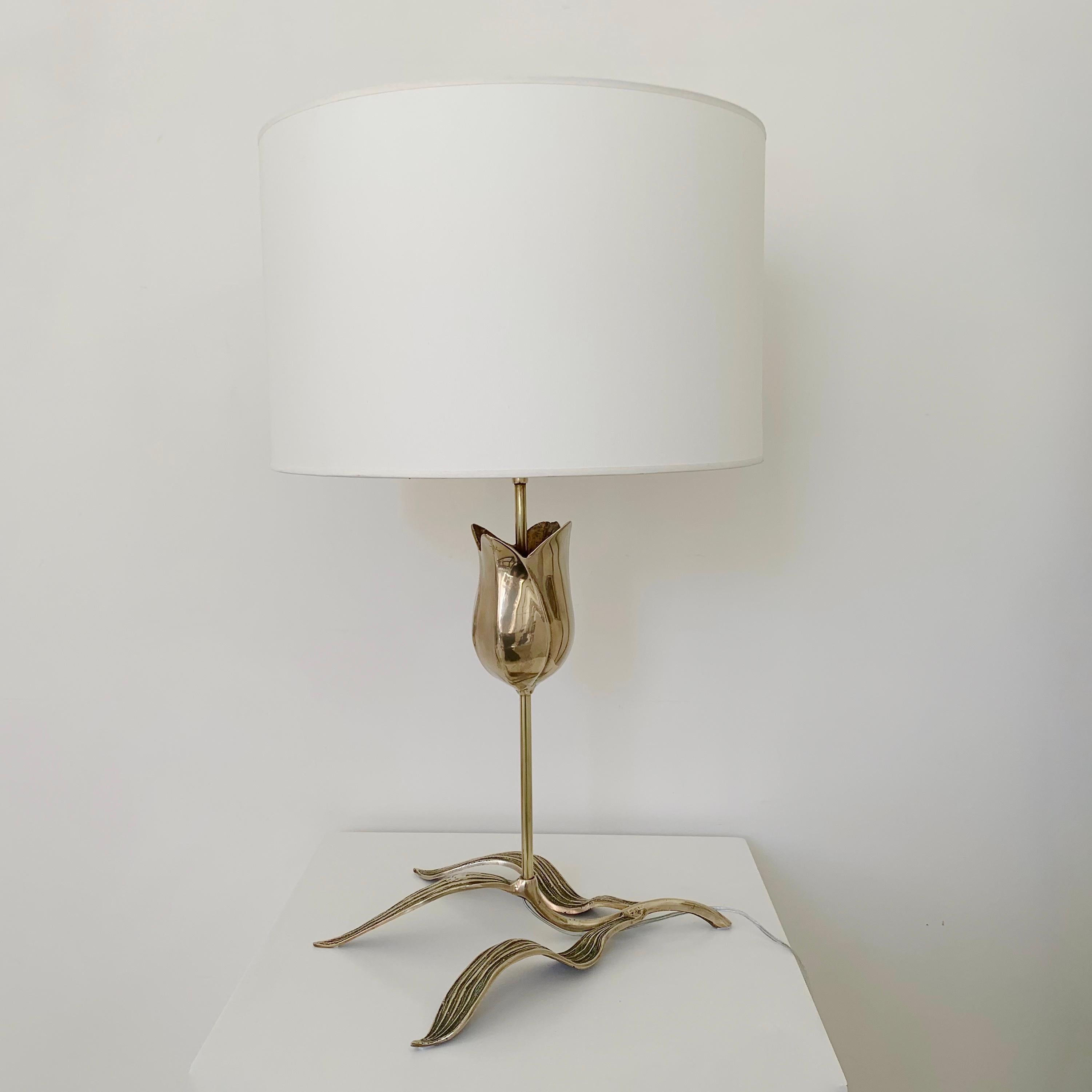 Elegant mid-century decorative flower and leaves table lamp, circa 1970, France.
Bronze, white fabric shade.
Dimensions: 68 cm: total height, diameter of the shade: 40 cm.
Nice model in good condition.
All purchases are covered by our Buyer