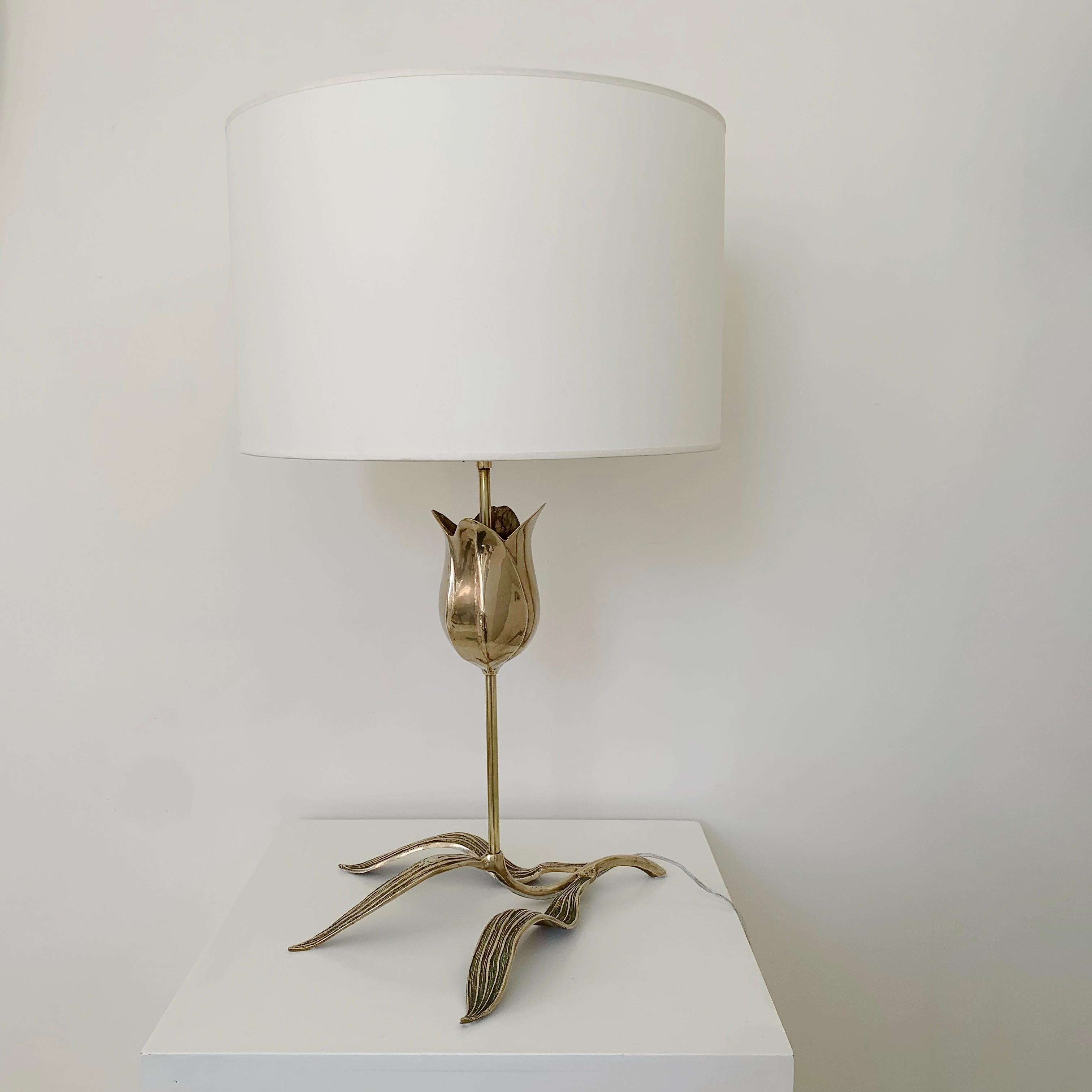 Mid-Century Bronze Flower and Leaves Table Lamp, circa 1970, France. In Good Condition For Sale In Brussels, BE