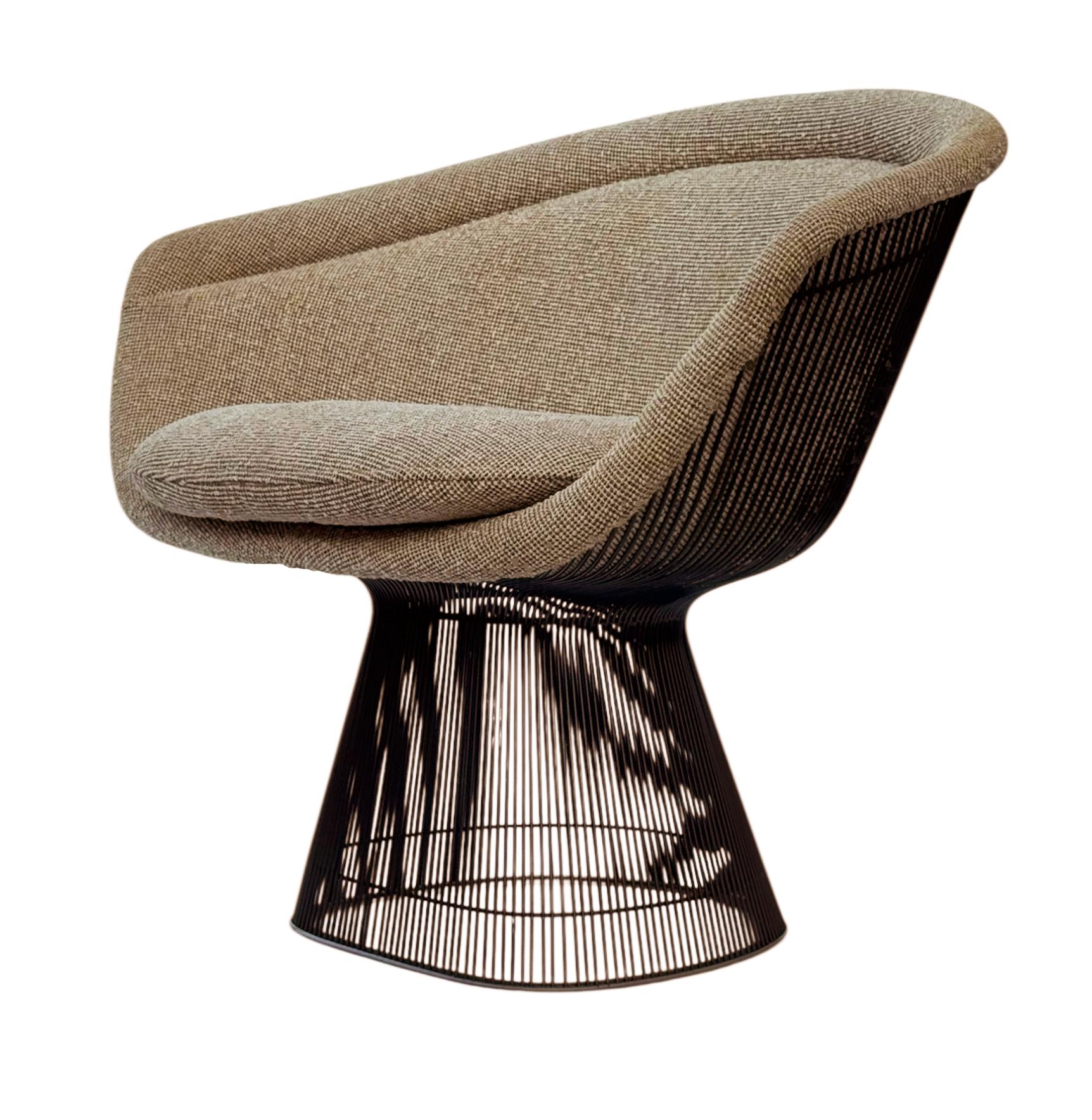 Un elegante par de sillones a juego diseñados por Warren Platner y fabricados por Knoll Associates. Tienen armazón de alambre de bronce y tapicería de tweed beige neutro. Todas las sillas originales de superviviente de los años 60. Etiquetas