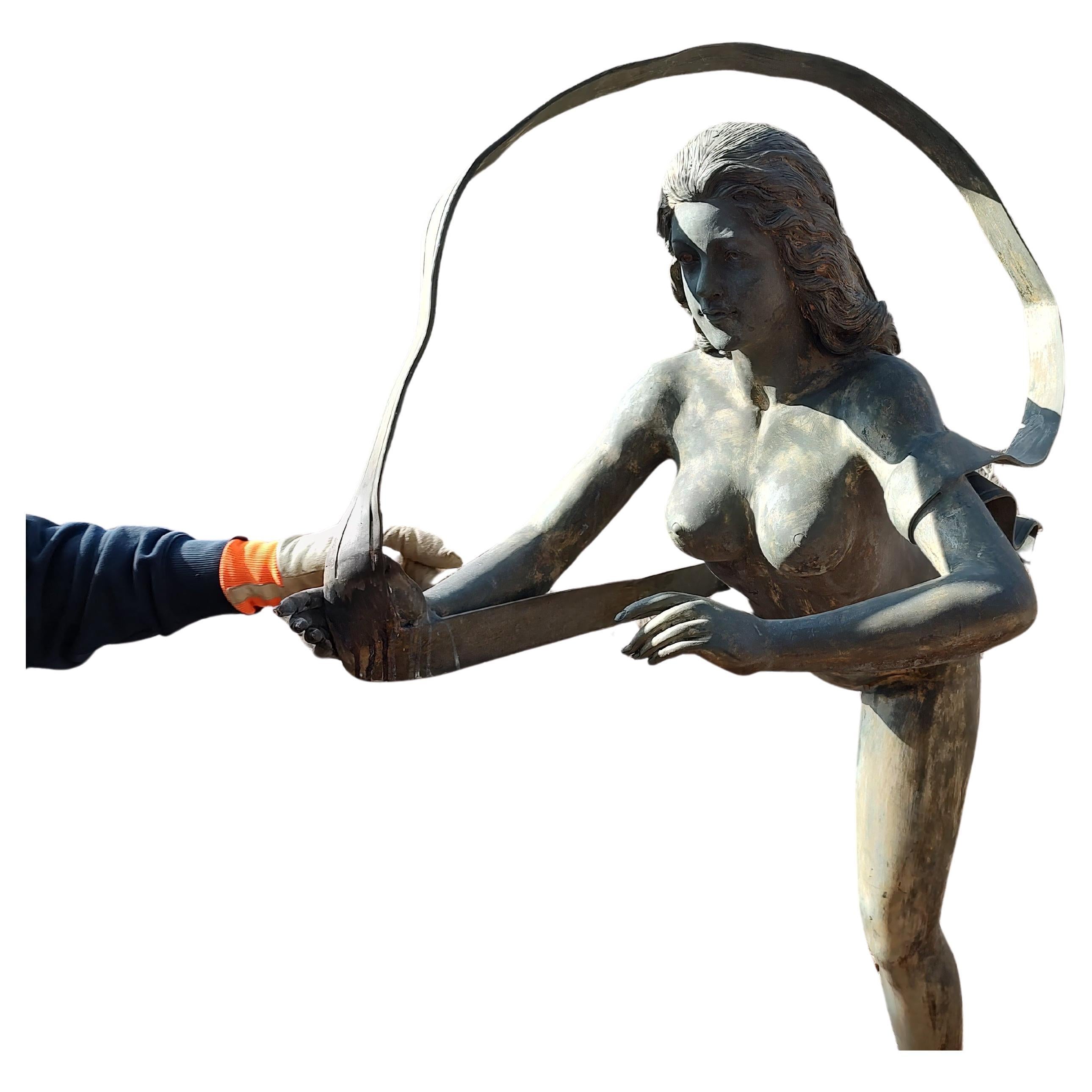 Favolosa ed elegante figura in bronzo di una donna nuda che scivola e danza in avanti. Nello stile di Messenger of the Gods. Alta 6 ft 3inches e larga 68 migliorerà notevolmente il tuo giardino. Galleggiante con solo un velo, un pezzo di sicuro