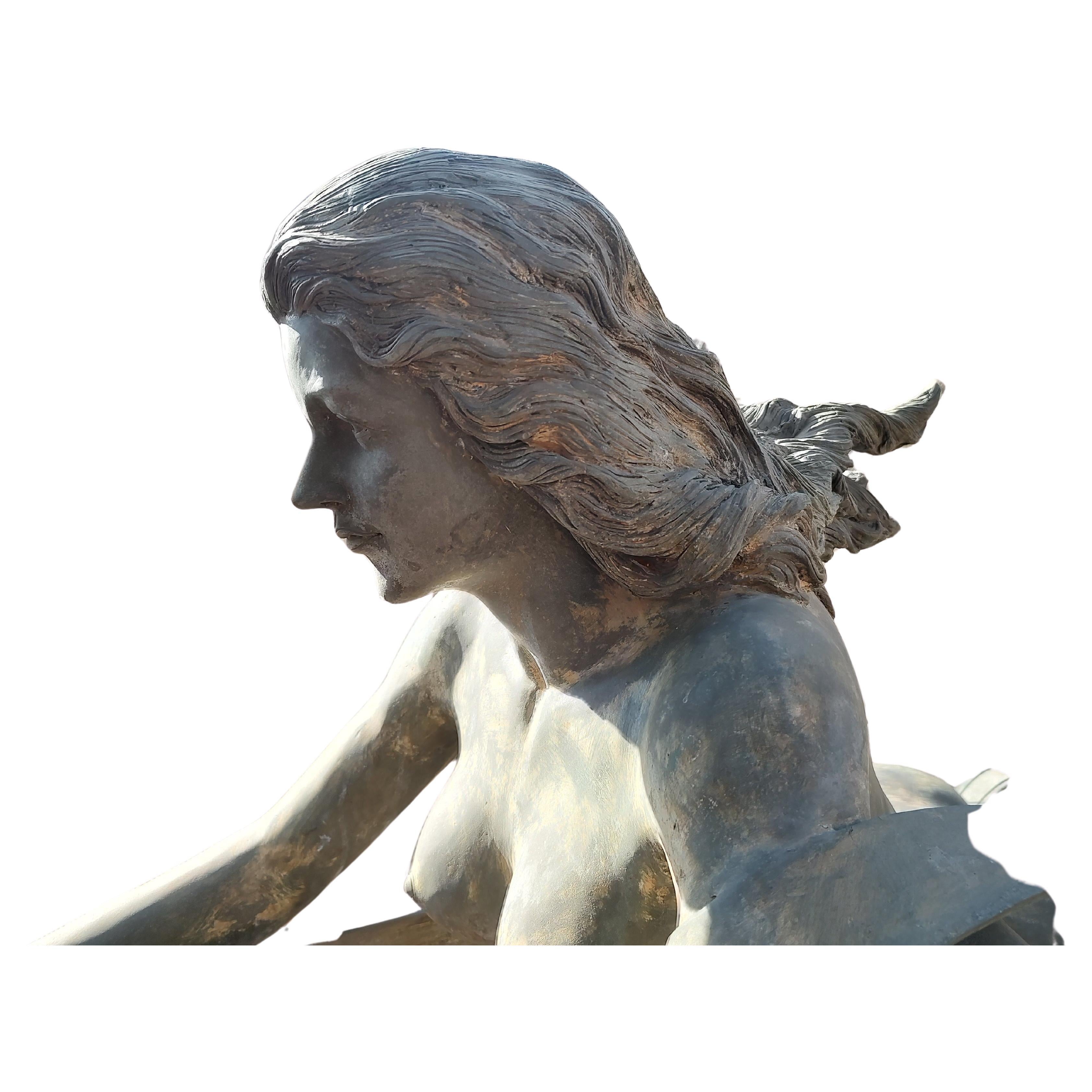 Art Déco Statua da giardino in bronzo di metà secolo raffigurante una donna nuda che scivola Fine XX secolo in vendita