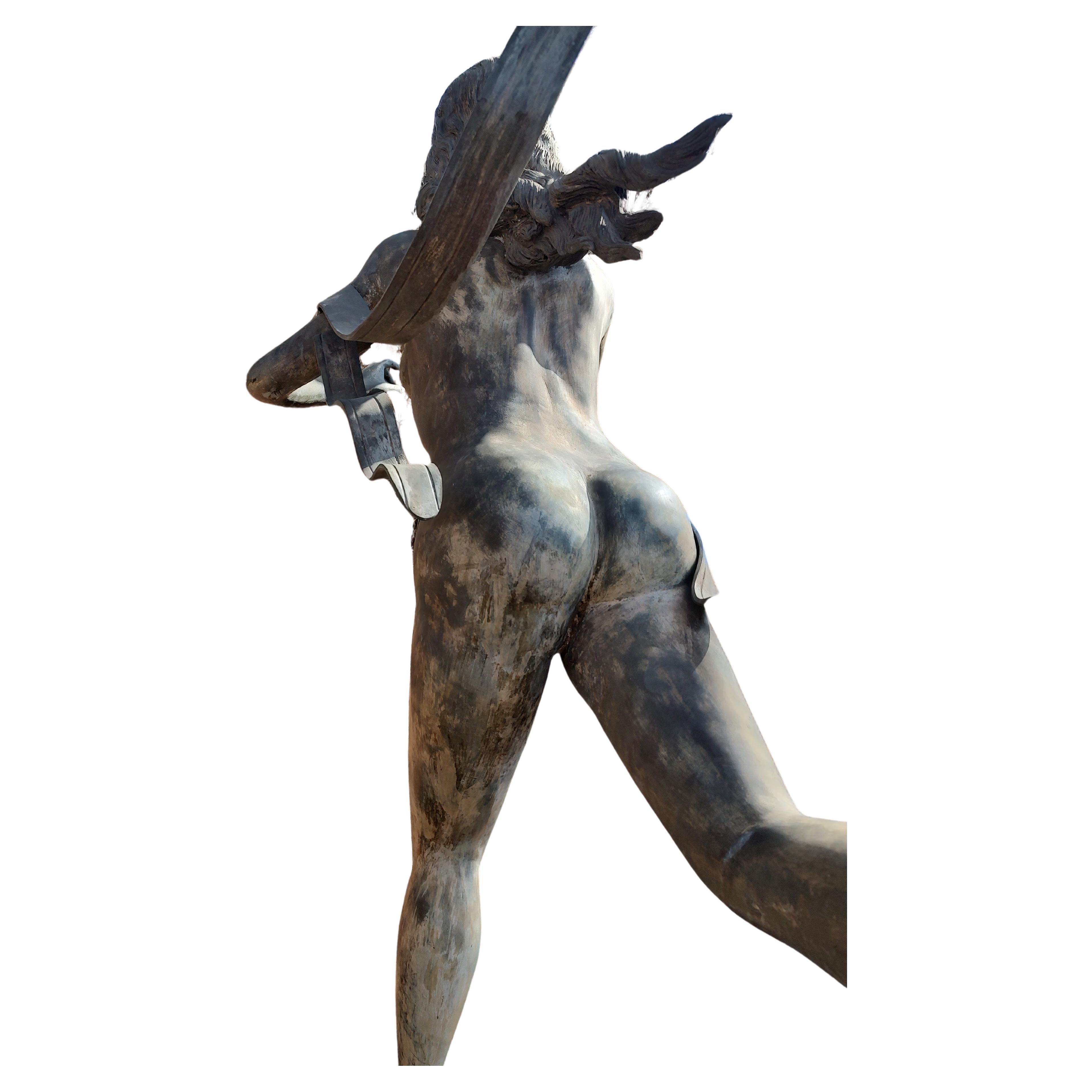 Martellato Statua da giardino in bronzo di metà secolo raffigurante una donna nuda che scivola Fine XX secolo in vendita
