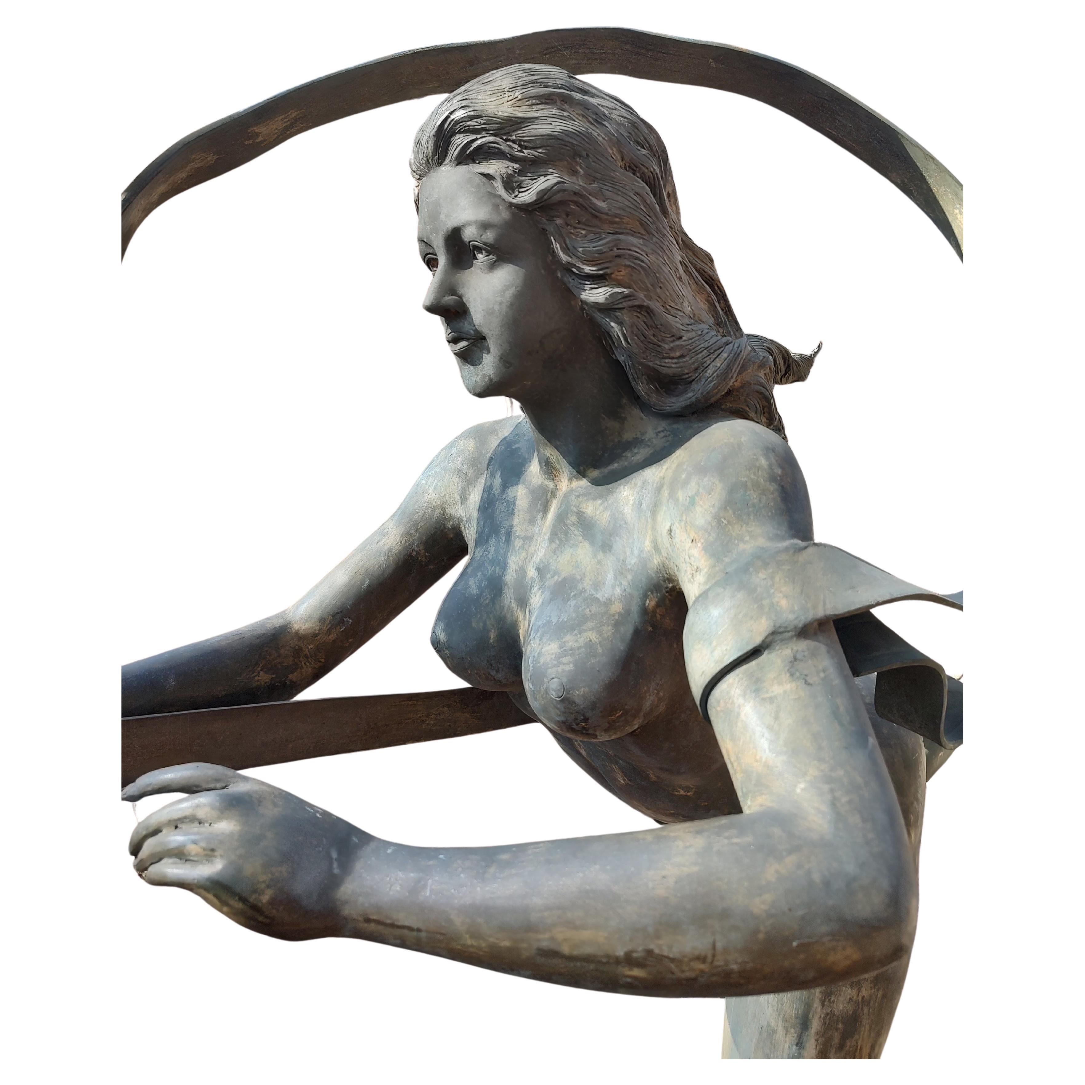 Bronzo Statua da giardino in bronzo di metà secolo raffigurante una donna nuda che scivola Fine XX secolo in vendita
