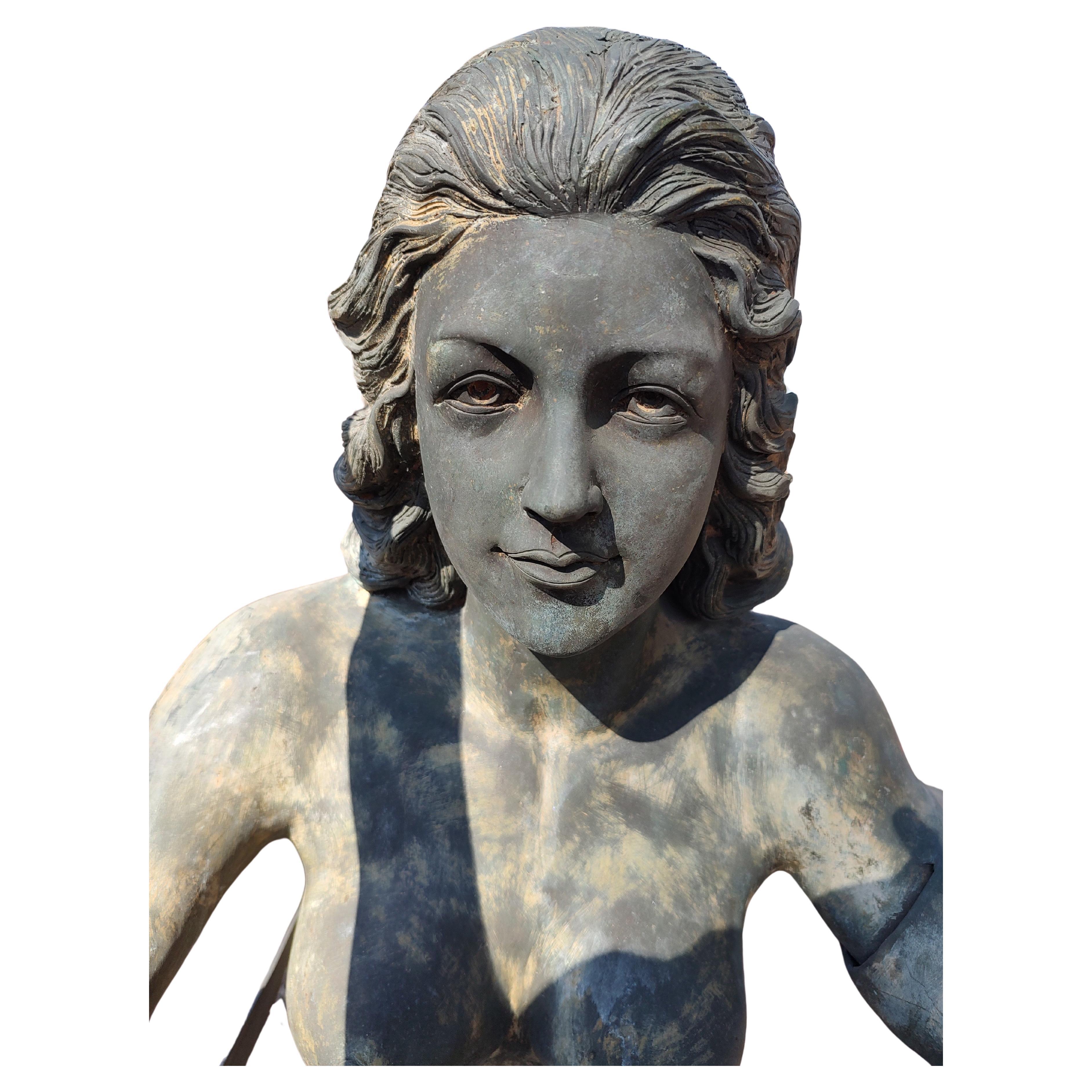 Statua da giardino in bronzo di metà secolo raffigurante una donna nuda che scivola Fine XX secolo in vendita 1