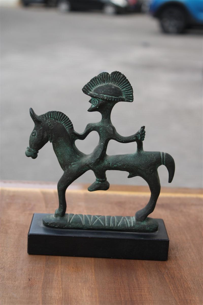 Mid-Century Modern Sculpture italienne en bronze du milieu du siècle avec guerrier à cheval en marbre noir en vente