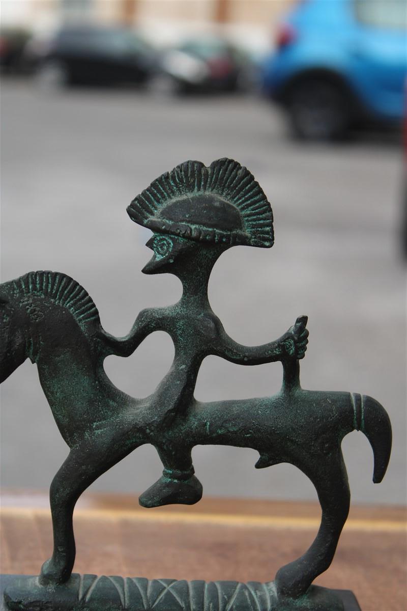 Mitte des Jahrhunderts Bronze italienische Skulptur mit schwarzem Marmor Krieger auf dem Pferderücken (Italian) im Angebot