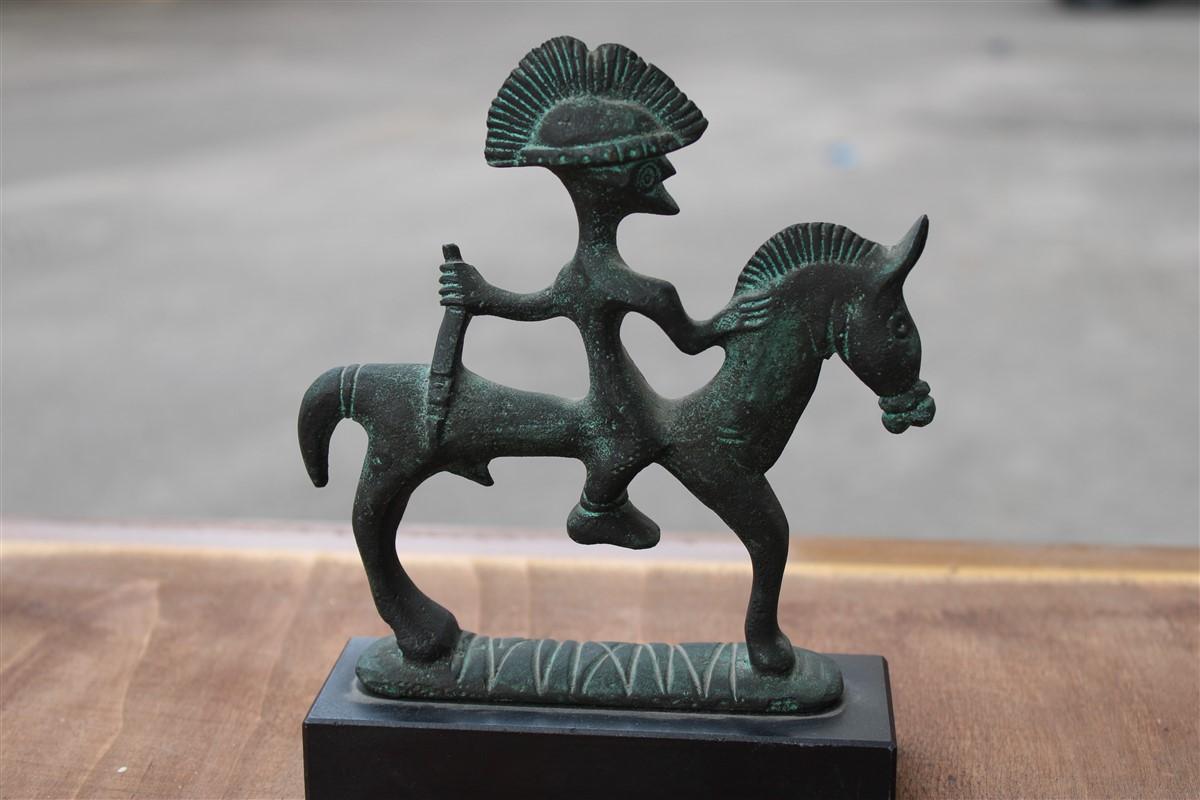 Sculpture italienne en bronze du milieu du siècle avec guerrier à cheval en marbre noir en vente 1