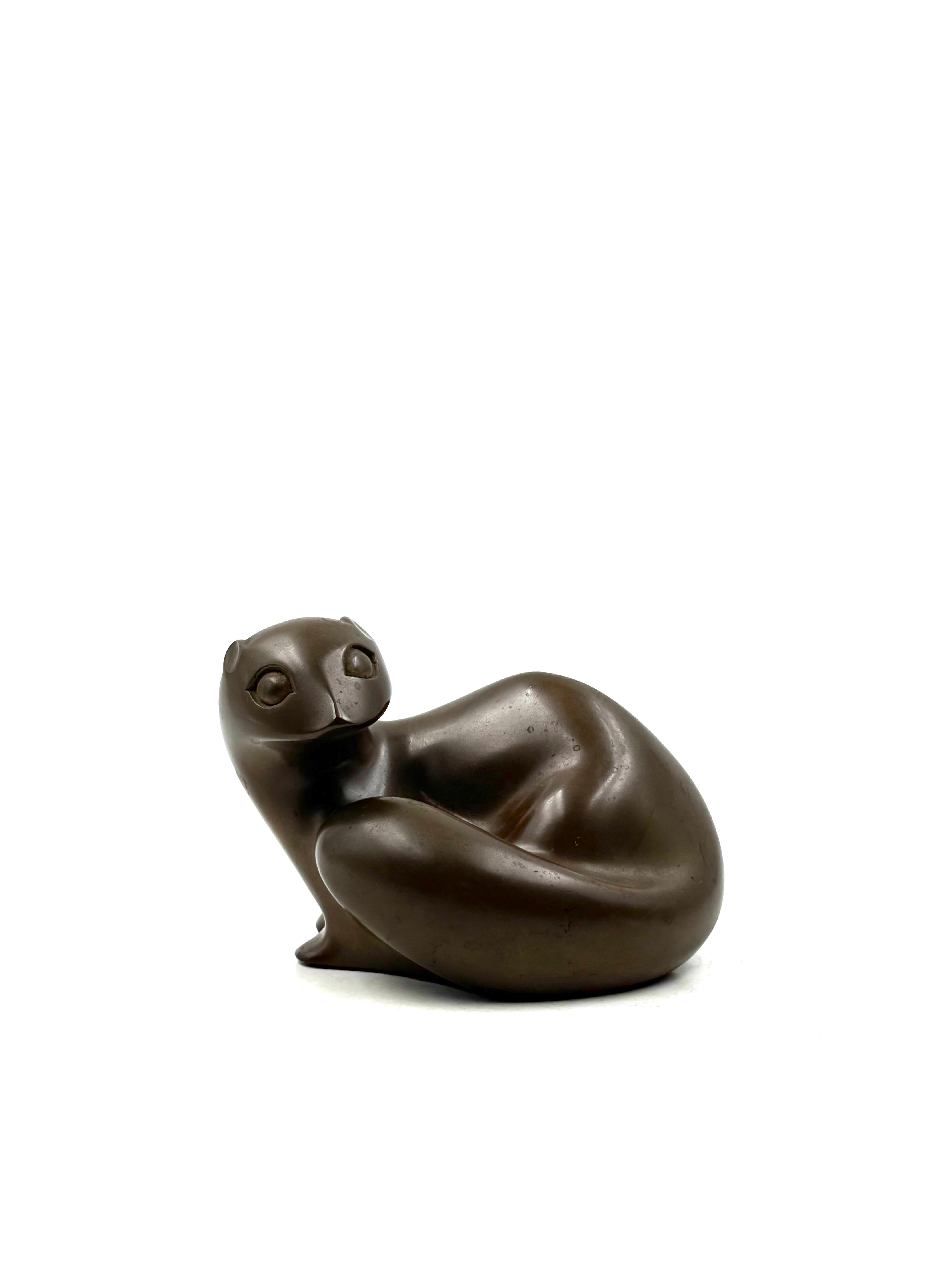 Mid-century bronze otter sculpture

Richard Fisher 1950

signed on the base

H 10 cm - 15.5 × 12 cm 

Conditions: excellent consistent with age and use. 