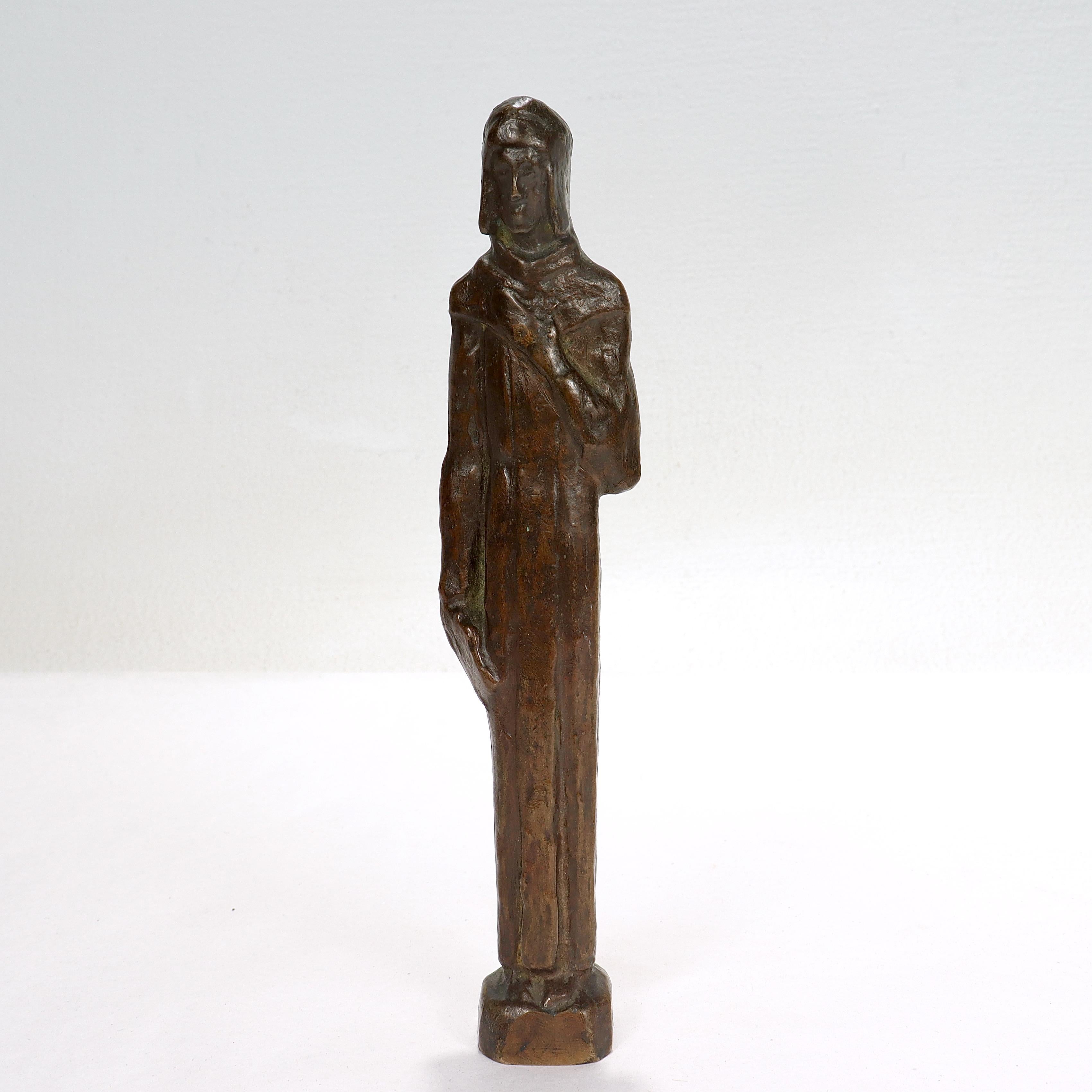 Une belle sculpture en bronze de style moderne du milieu du siècle.

Sous la forme d'un moine franciscain.

Le socle est doté d'un insert ultérieur en cuivre et d'un filetage pour un montage éventuel sur une plinthe. 

Tout simplement une