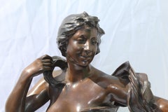 Bronzeskulptur einer stehenden Dame aus der Mitte des Jahrhunderts