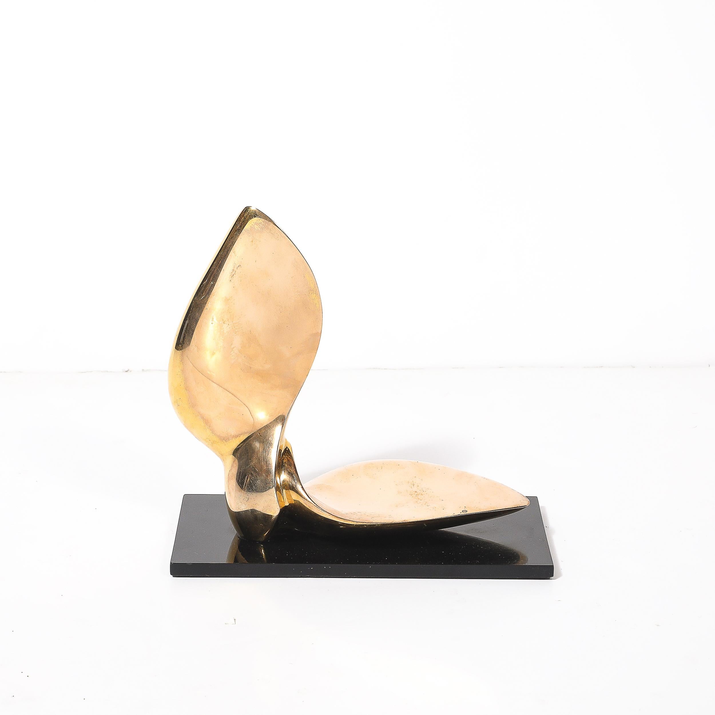 Esempio straordinario di arte modernista di metà secolo, questa scultura astratta in bronzo dell'acclamato artista americano Jack Zajac, risalente al 1971, emana raffinatezza e forme evocative. Firmato dall'artista e contrassegnato come edizione