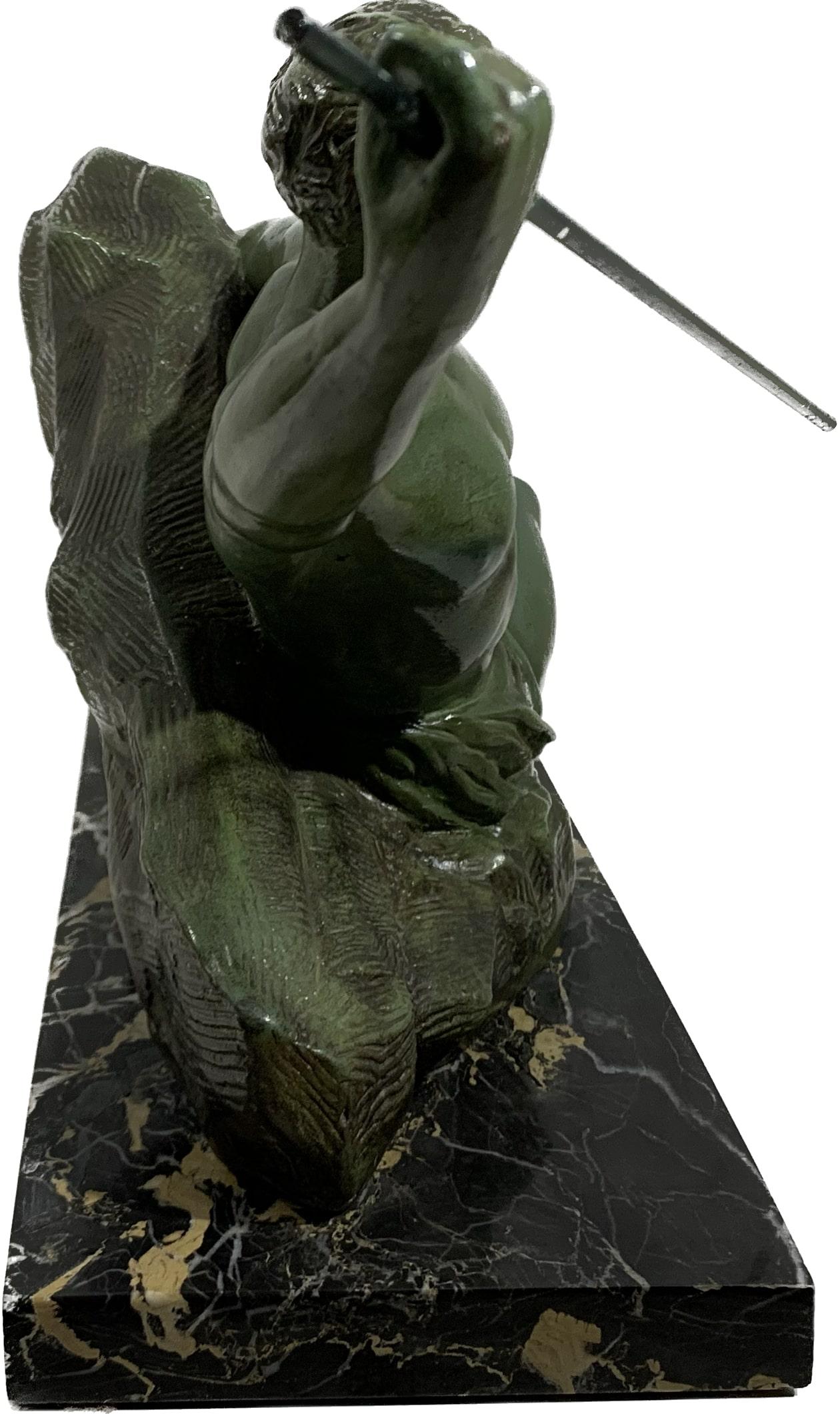 Questa splendida scultura in bronzo della metà del XX secolo rappresenta una poetica scena di caccia. Il soggetto giovane e forte è un tutt'uno con la roccia su cui si trova mentre mira con la sua lancia. Questo pezzo vibrante, realizzato in un