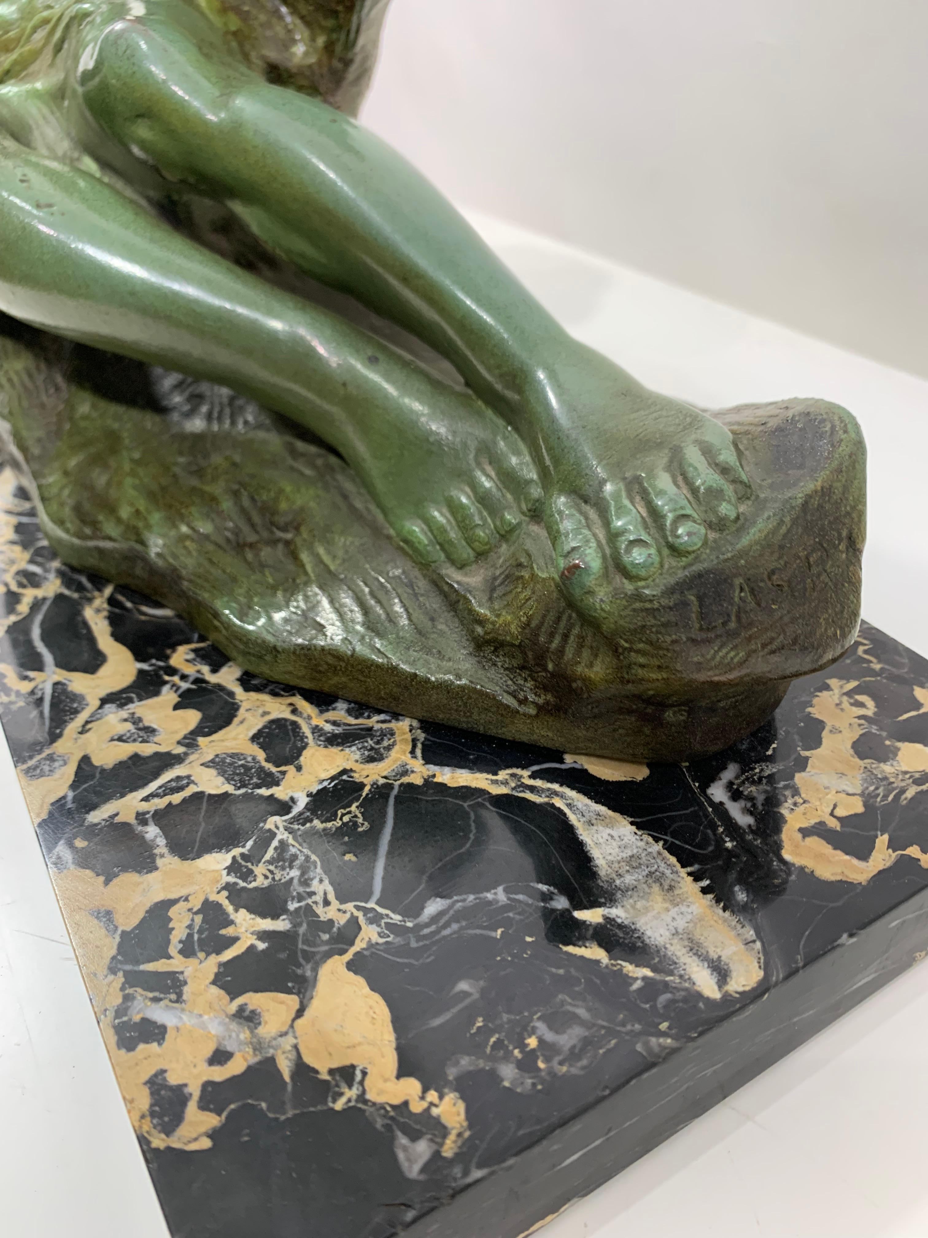 Patinato Scultura in bronzo di metà secolo con timbro Editions Deluen e firma LASRA in vendita