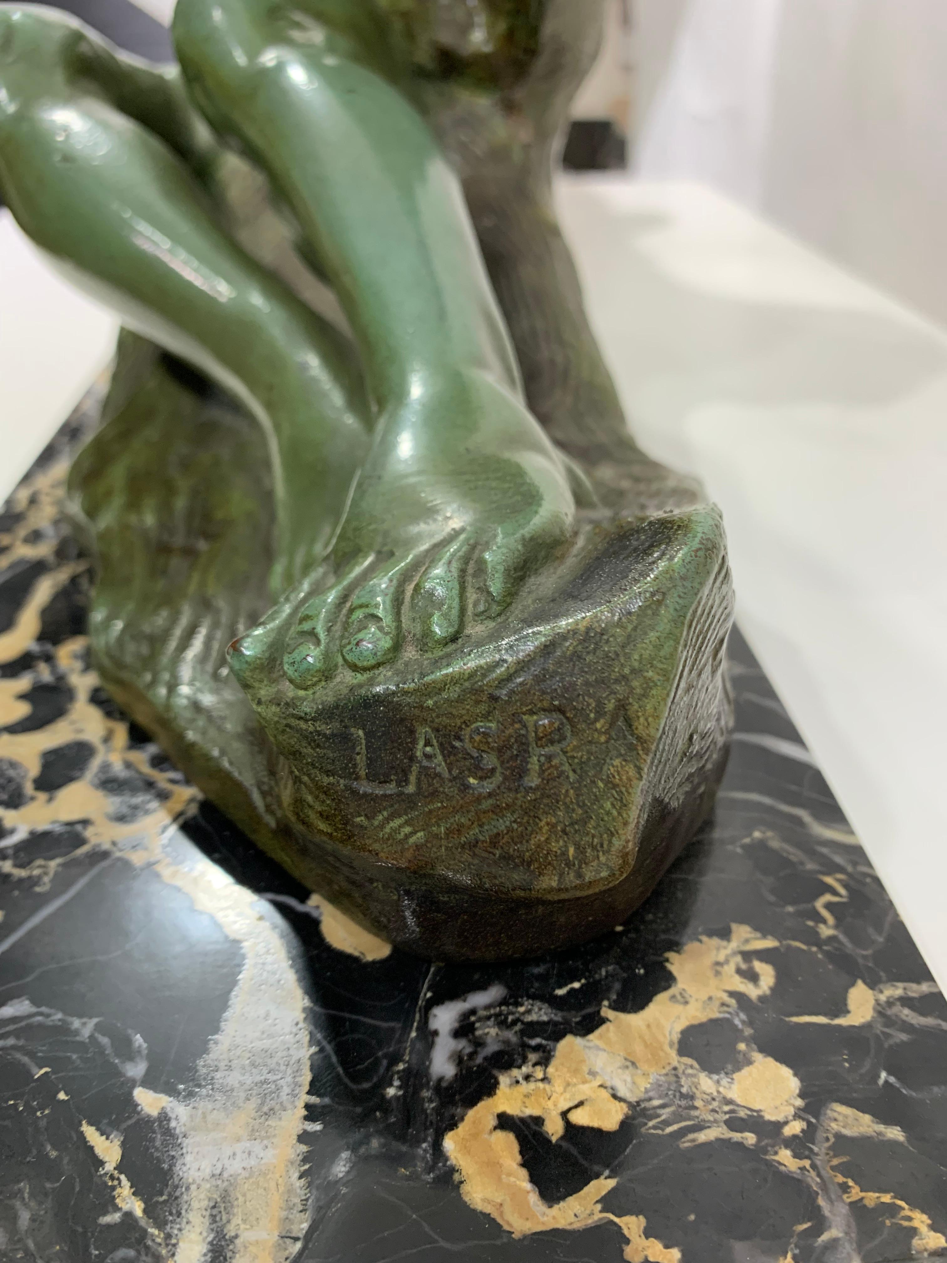 Scultura in bronzo di metà secolo con timbro Editions Deluen e firma LASRA in vendita 1