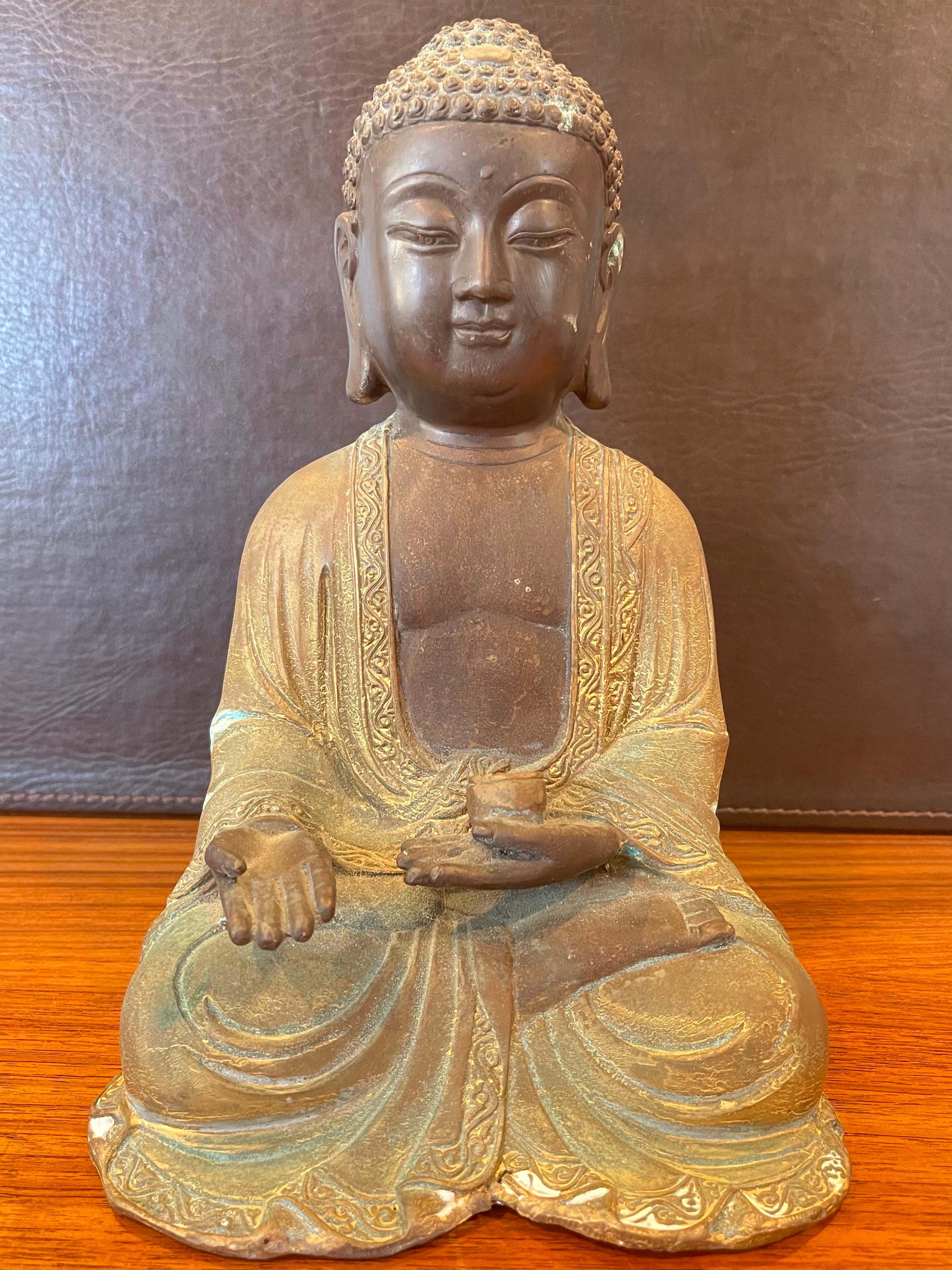 Dekorativer sitzender Buddha aus Bronze aus der Mitte des Jahrhunderts, ca. 1970er Jahre. Das Stück ist in sehr gutem Vintage-Zustand und misst: 7.5 