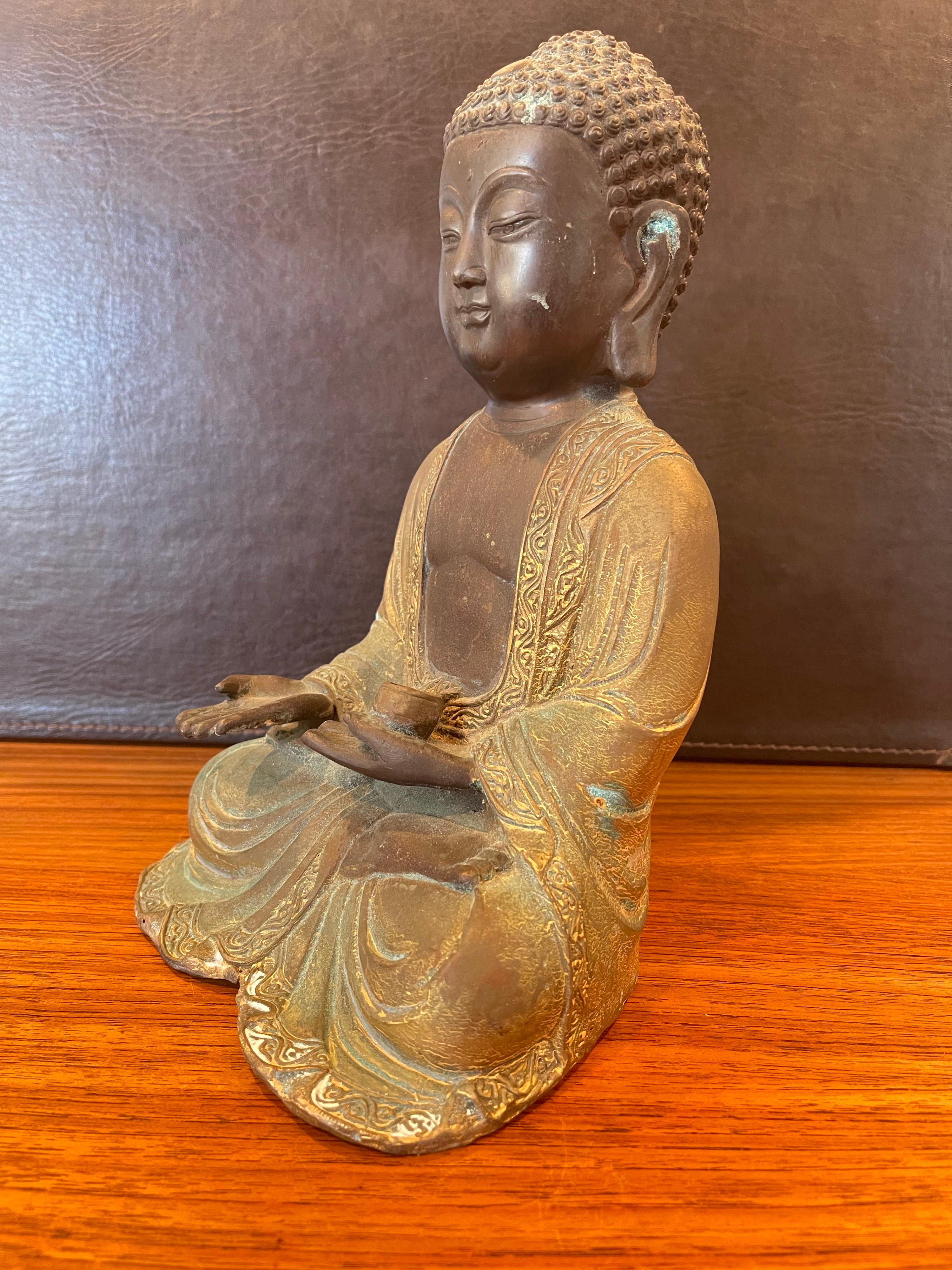 Sitzender Buddha aus Bronze aus der Mitte des Jahrhunderts (amerikanisch) im Angebot