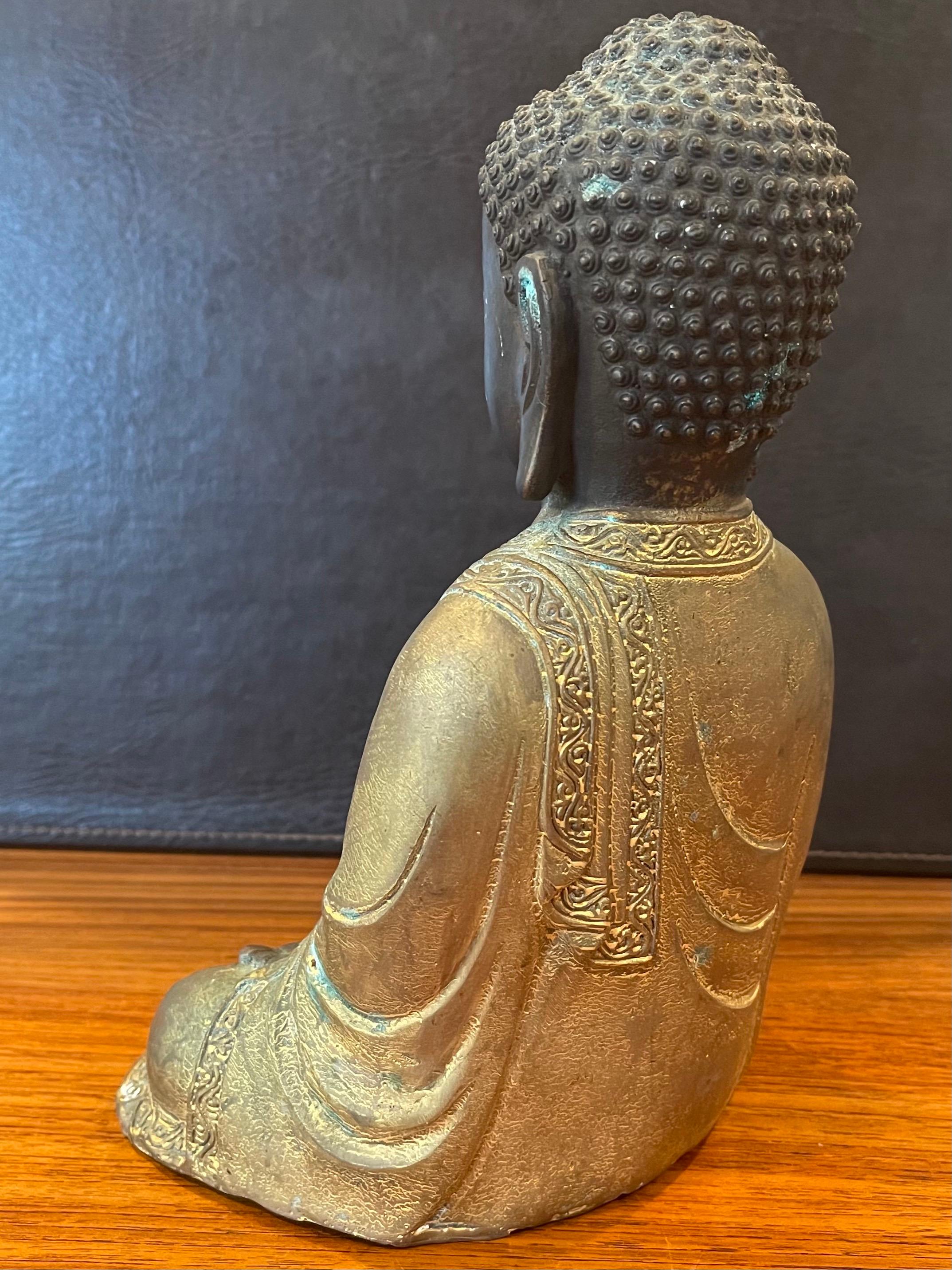 Sitzender Buddha aus Bronze aus der Mitte des Jahrhunderts im Angebot 1