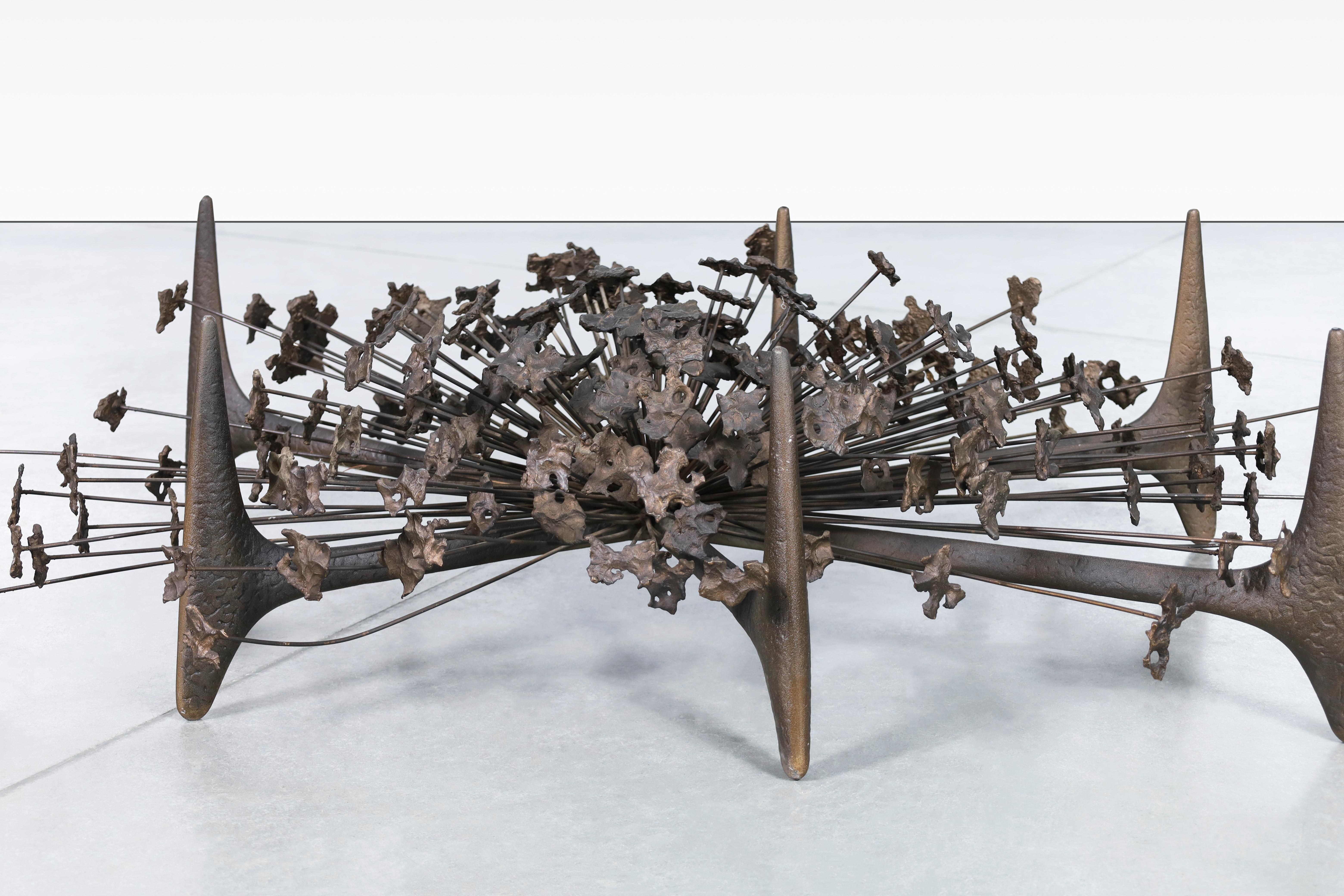 Mid-Century Modern Table basse Starburst de Daniel Gluck en bronze du milieu du siècle dernier en vente
