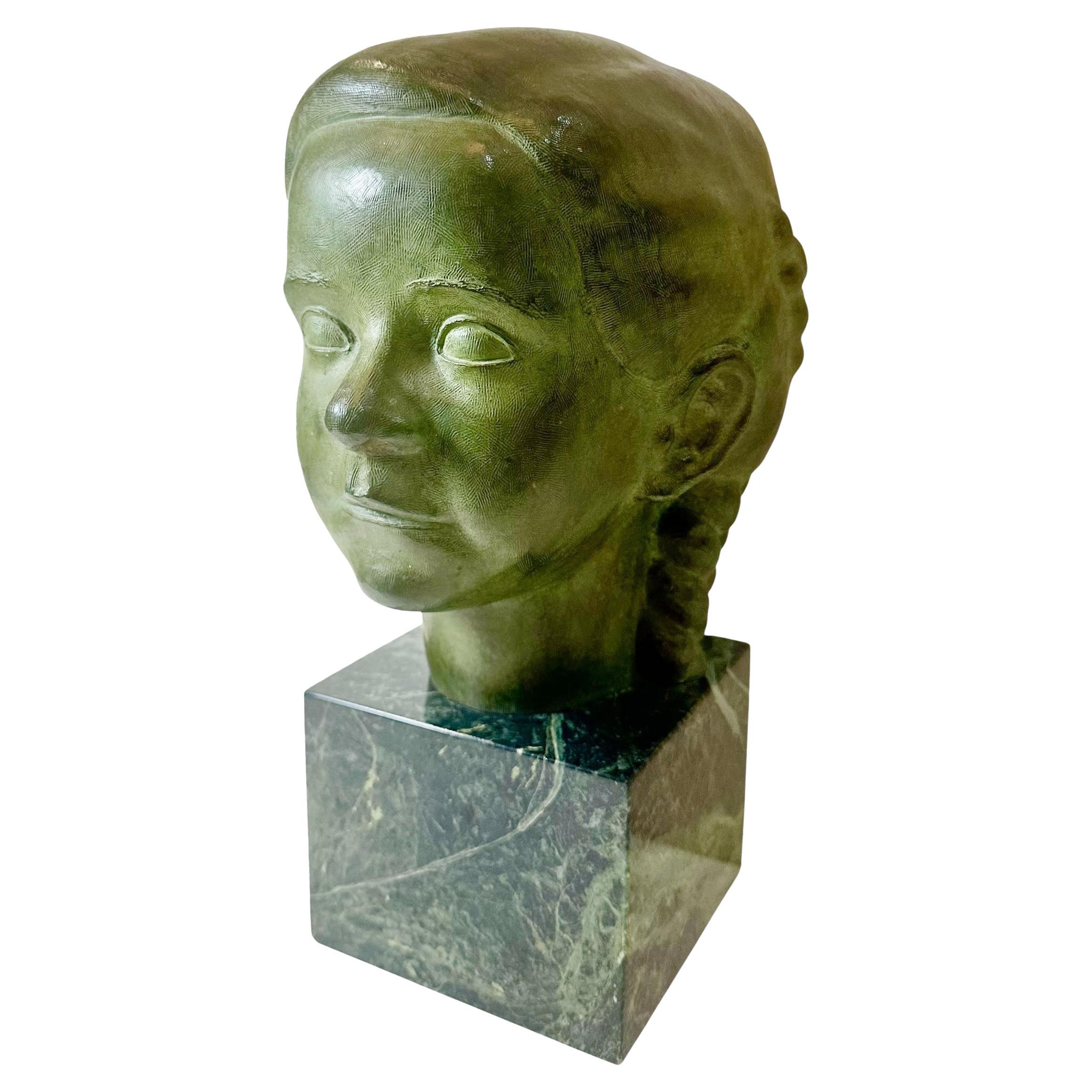 Una estatua de bronce de mediados de siglo bellamente fundida por J.G. Kendall, producido por la renombrada Gorham Company. Esta encantadora pieza, que data de los años 1940-1950, representa a una joven con coletas, llena de carácter y