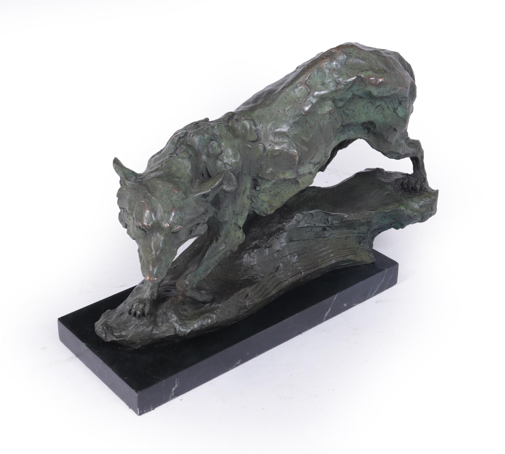 Bronze-Studio-Skulptur eines Wolfes aus der Mitte des Jahrhunderts
Eine ausgezeichnete Skulptur eines Wolfes von B.C. King, gegossen in den späten 50er Jahren und die mit grüner Patina, Verschleiß durch Patina auf Bronze unter Signatur auf der